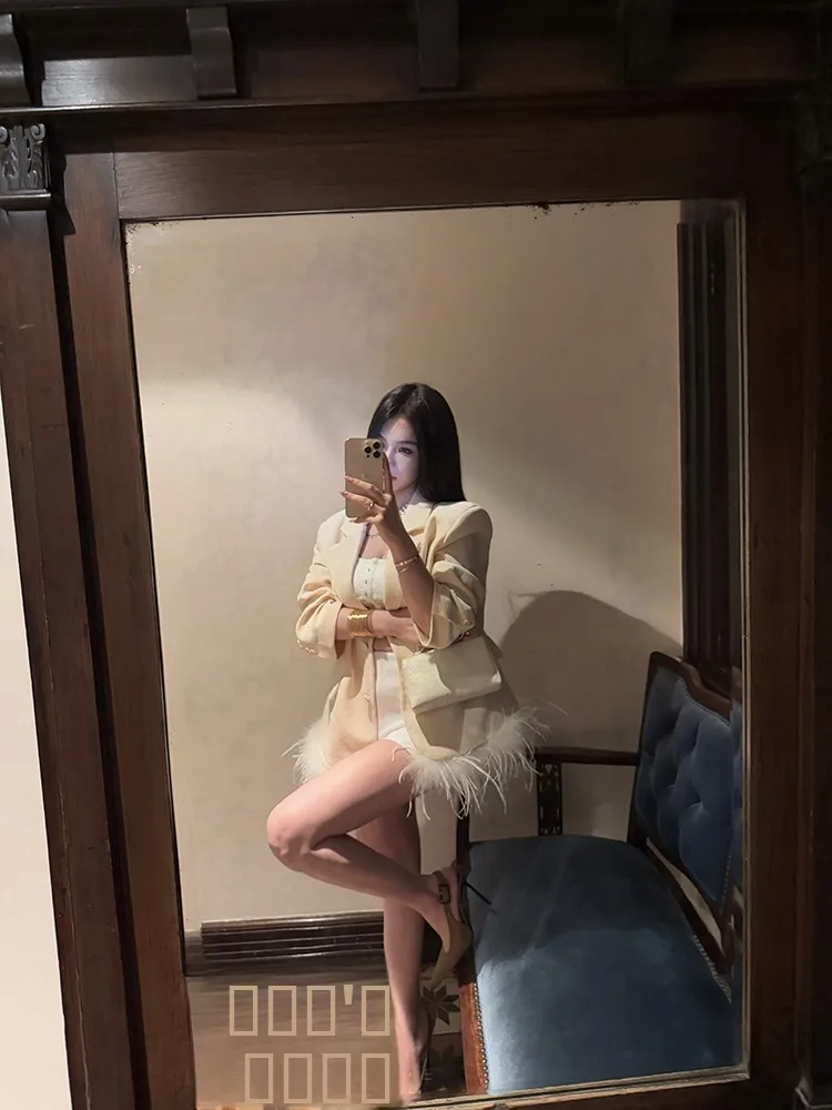 Ретро-пальто из бархата с отстегивающимися перьями страуса для женщин, элегантная верхняя одежда для ужина, высококачественная модная женская одежда
Ретро-пальто из бархата с отстегивающимися перьями страуса для женщин, элегантная верхняя одежда для ужина, высококачественная модная женская одежда