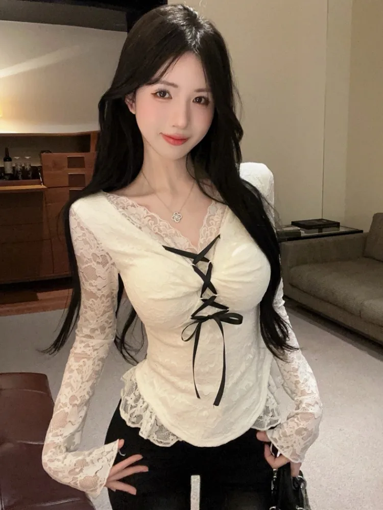 Elegant Lace Splice V-Neck Long Sleeve Knitted T-Shirt Waist-Cinching Citywalk Breathable Autumn Fashion for Young Women
Elegant Lace Splice V-Neck Long Sleeve Knitted T-Shirt Waist-Cinching Citywalk Breathable Autumn Fashion for Young Women
