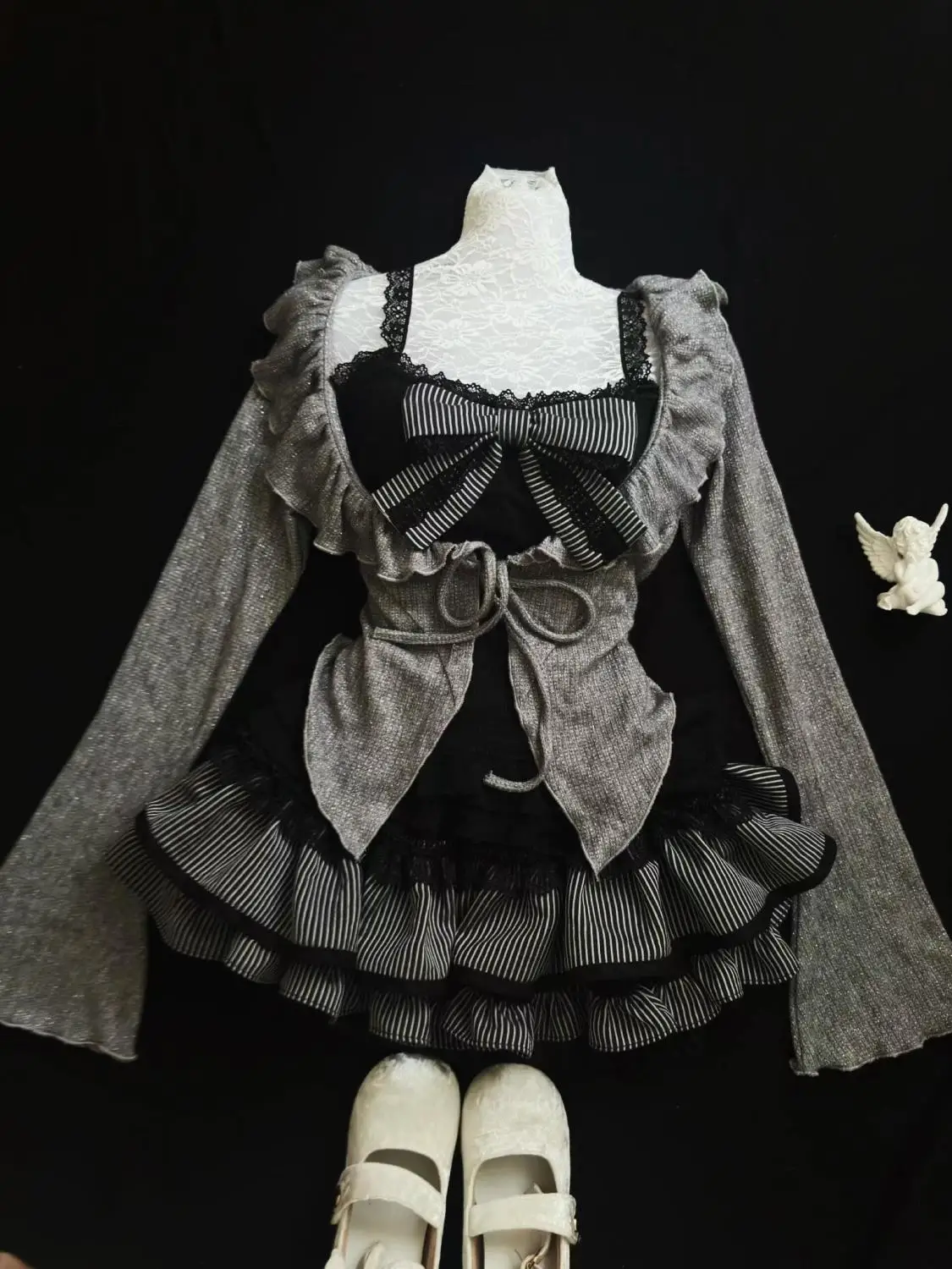 Spring New Cool Girl Black Lace Camisole + Grey Long Sleeves Knitted Cardigan + Slim Waist Mini Skirt 3 Pcs Sets Women Y2k Suits
Spring New Cool Girl Black Lace Camisole + Grey Long Sleeves Knitted Cardigan + Slim Waist Mini Skirt 3 Pcs Sets Women Y2k Suits