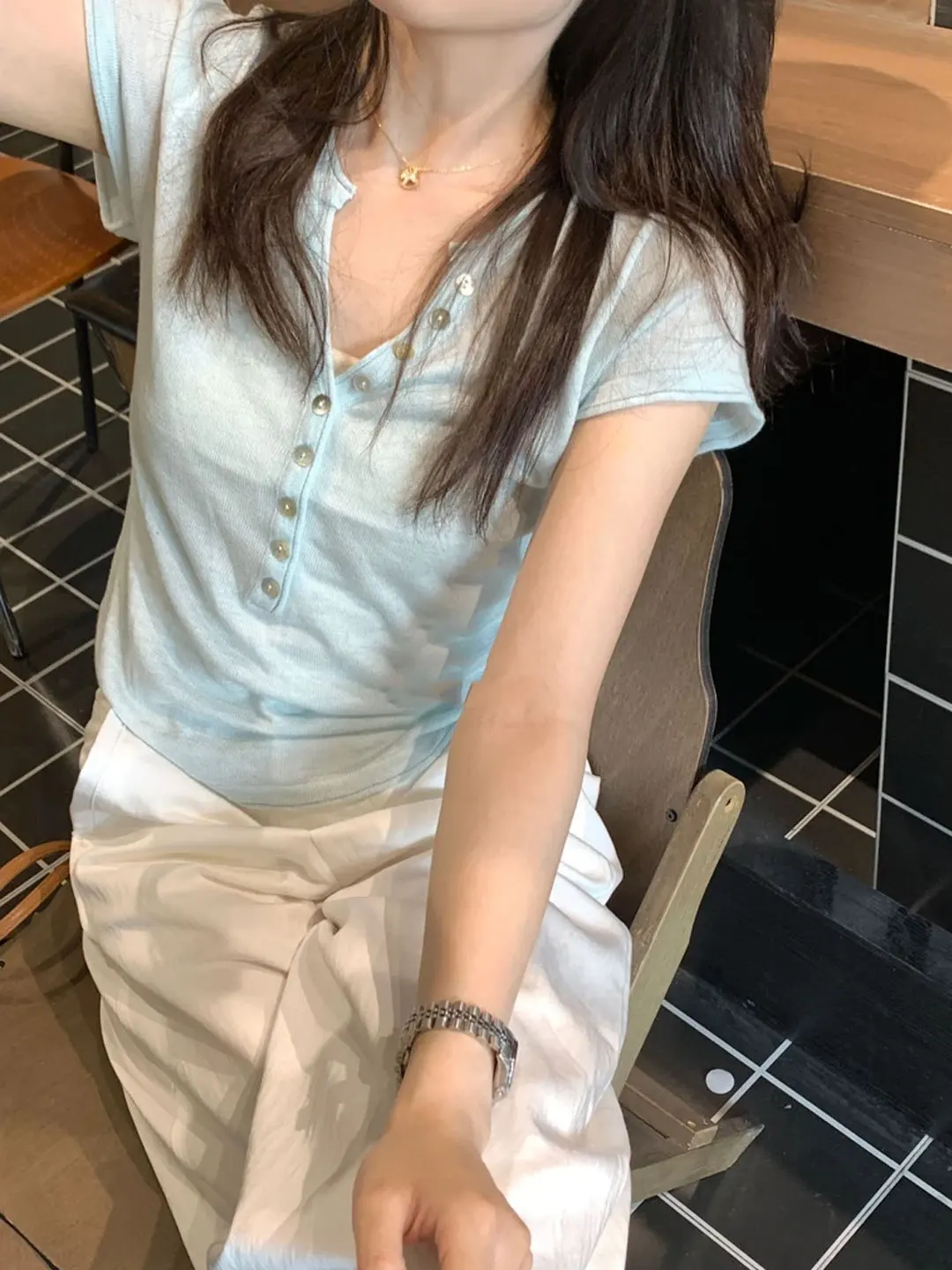 Korean Style Ice Silk Knitted Short Sleeve T-Shirt V-Neck Single Button Casual Slimming Fashion Summer Top Women's Fashion
Korean Style Ice Silk Knitted Short Sleeve T-Shirt V-Neck Single Button Casual Slimming Fashion Summer Top Women's Fashion