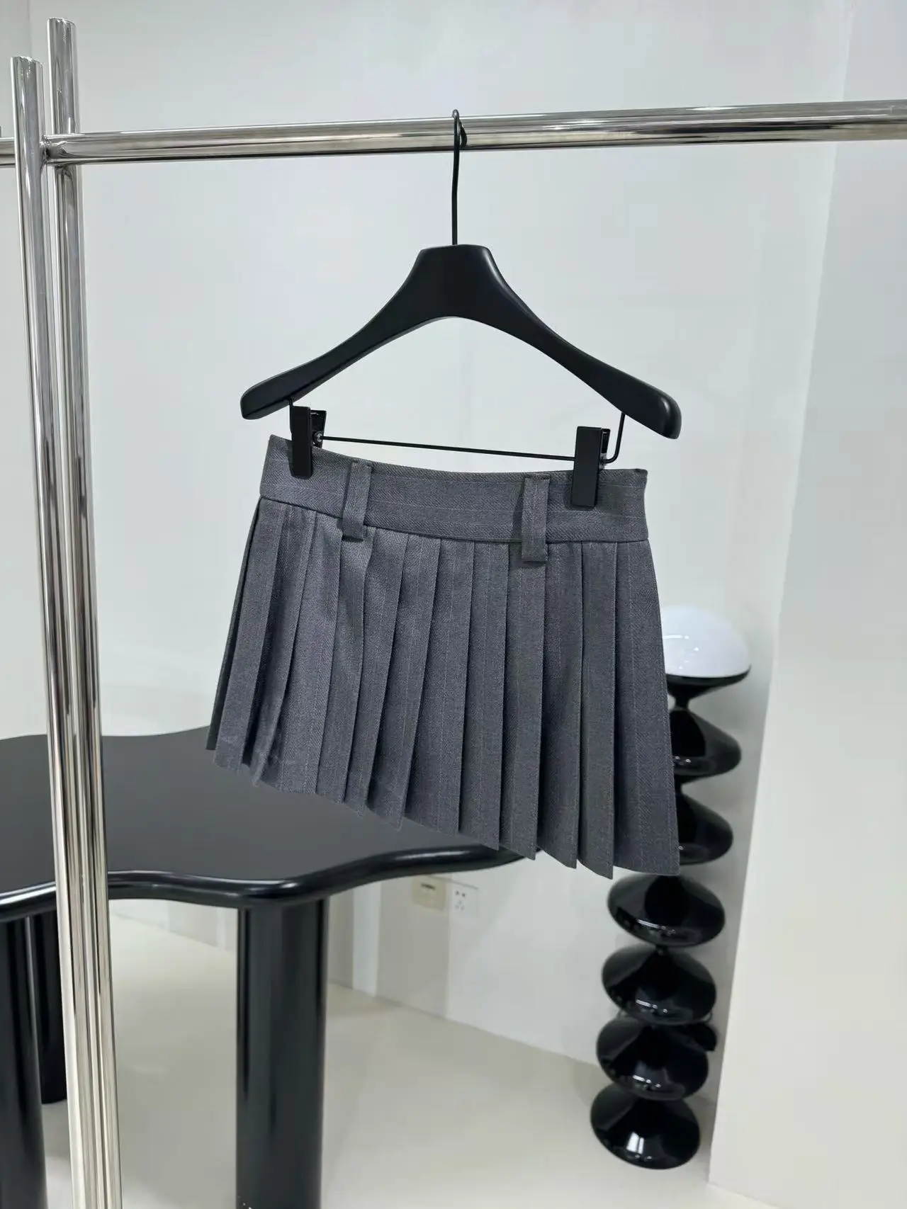 Vintage British style dark-toned pleated pleated skirt with high waist belt and irregular short-style business-style half skirt
Vintage British style dark-toned pleated pleated skirt with high waist belt and irregular short-style business-style half skirt