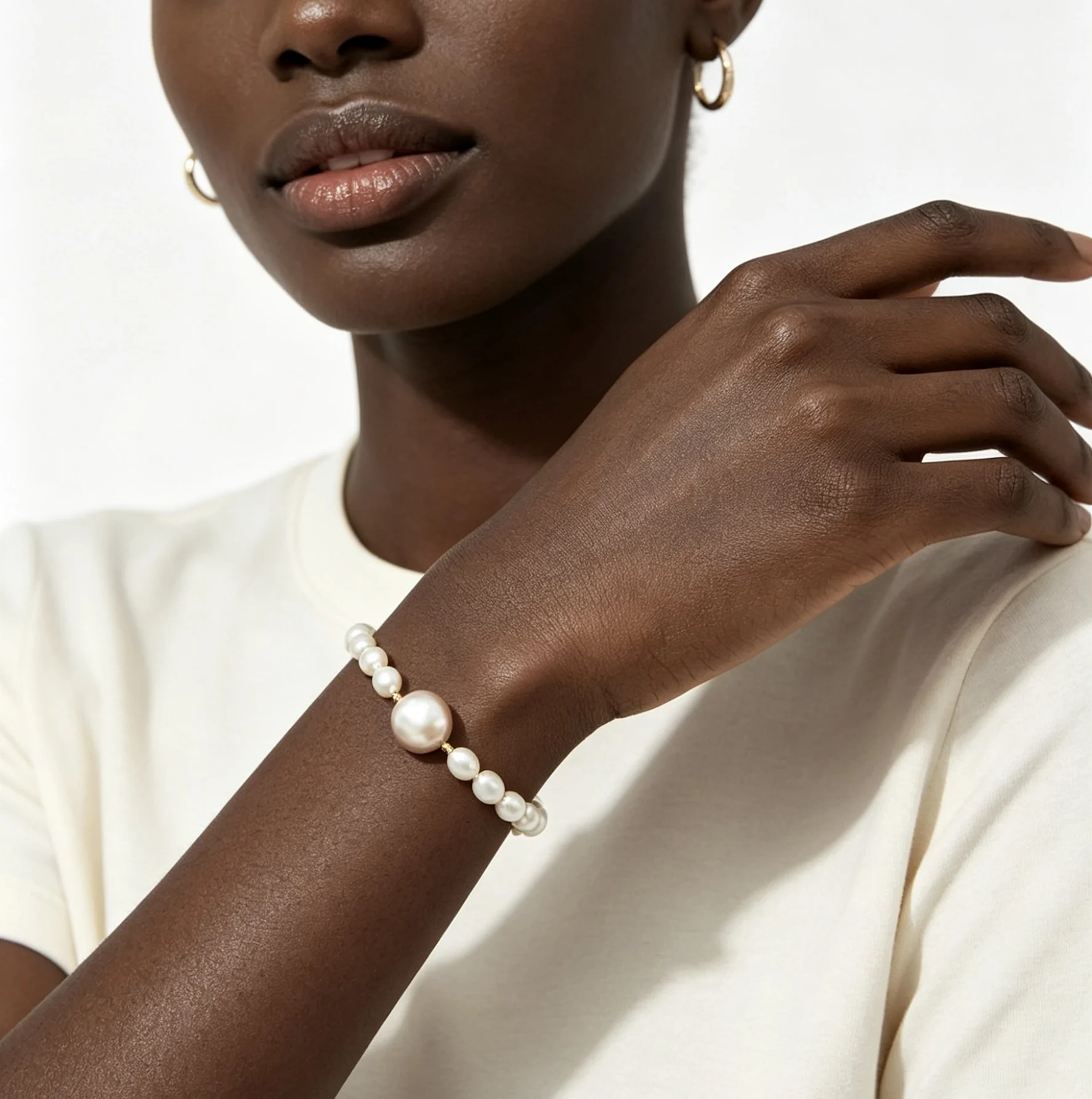 Feminine Elegant Pearl Bracelet with White & Purple Mix
Feminine Elegant Pearl Bracelet with White & Purple Mix
