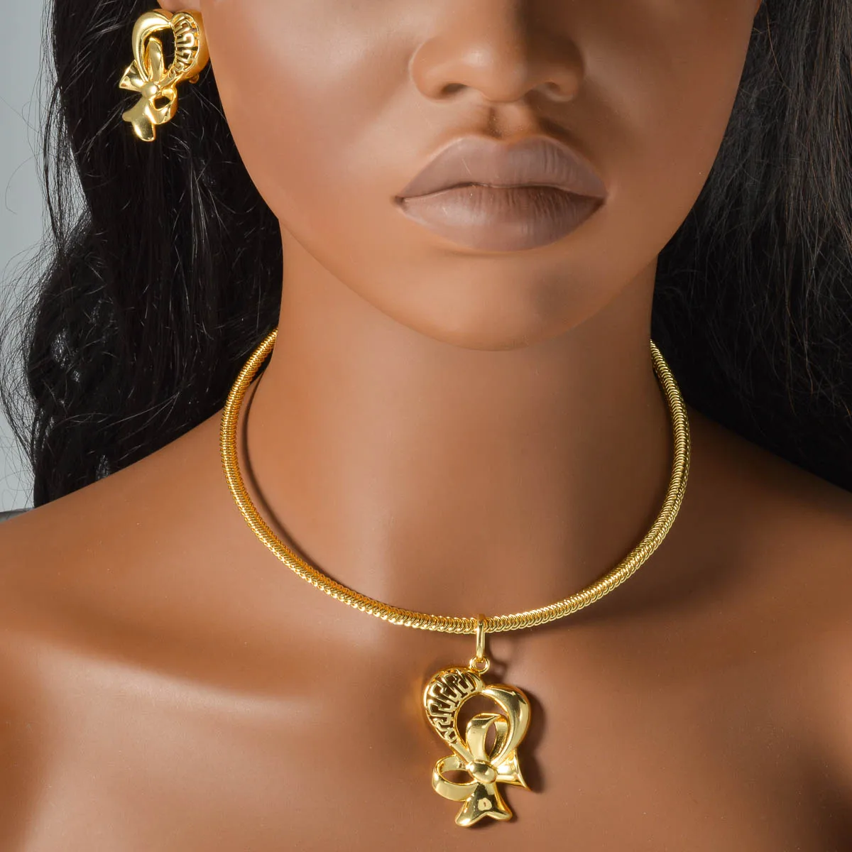 2pcs Set Copper Necklace Ear Stud Dubai Wedding Bride Hollow Pendant Necklace Earrings Women Party Jewelry Accessory Gifts
2pcs Set Copper Necklace Ear Stud Dubai Wedding Bride Hollow Pendant Necklace Earrings Women Party Jewelry Accessory Gifts
