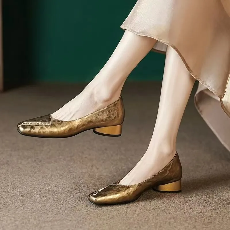 Новая женская обувь на толстом каблуке с квадратным носком, повседневная обувь на квадратном каблуке, весенне-осенние кожаные модные сандалии на низком каблуке
Новая женская обувь на толстом каблуке с квадратным носком, повседневная обувь на квадратном каблуке, весенне-осенние кожаные модные сандалии на низком каблуке