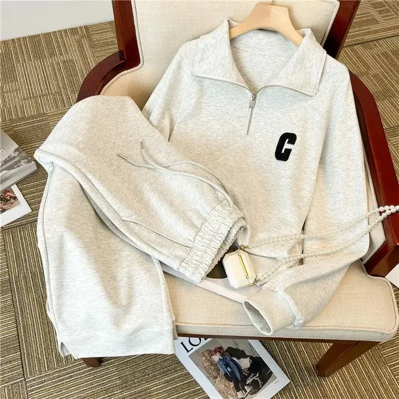 2023 Women Solid Letter Turn Down Collar Zipper Full Sleeve Tops Two Piece Sets Loose Elastic Waist Long Pants Set Autumn
2023 Women Solid Letter Turn Down Collar Zipper Full Sleeve Tops Two Piece Sets Loose Elastic Waist Long Pants Set Autumn