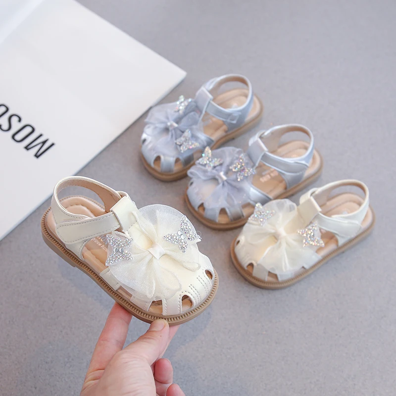 Сандалии для девочек, новинка 2023 года, летняя модная обувь принцессы с бантом для девочек, детская повседневная пляжная обувь с мягкой подошвой и закрытым носком
Сандалии для девочек, новинка 2023 года, летняя модная обувь принцессы с бантом для девочек, детская повседневная пляжная обувь с мягкой подошвой и закрытым носком