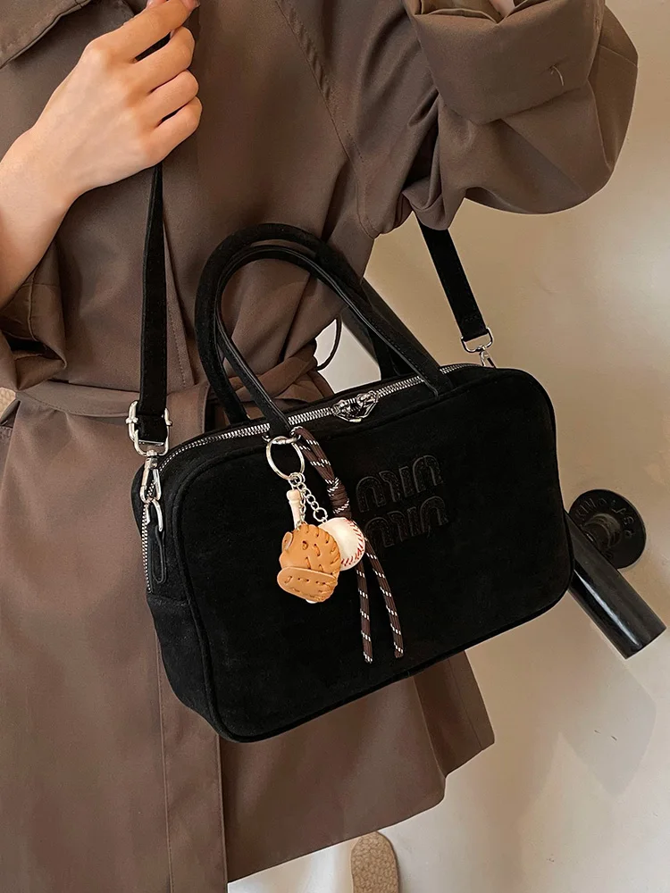 Famous brand autumn and winter new high-end designer light luxury suede bag women's large-capacity messenger bag women's handbag
Famous brand autumn and winter new high-end designer light luxury suede bag women's large-capacity messenger bag women's handbag