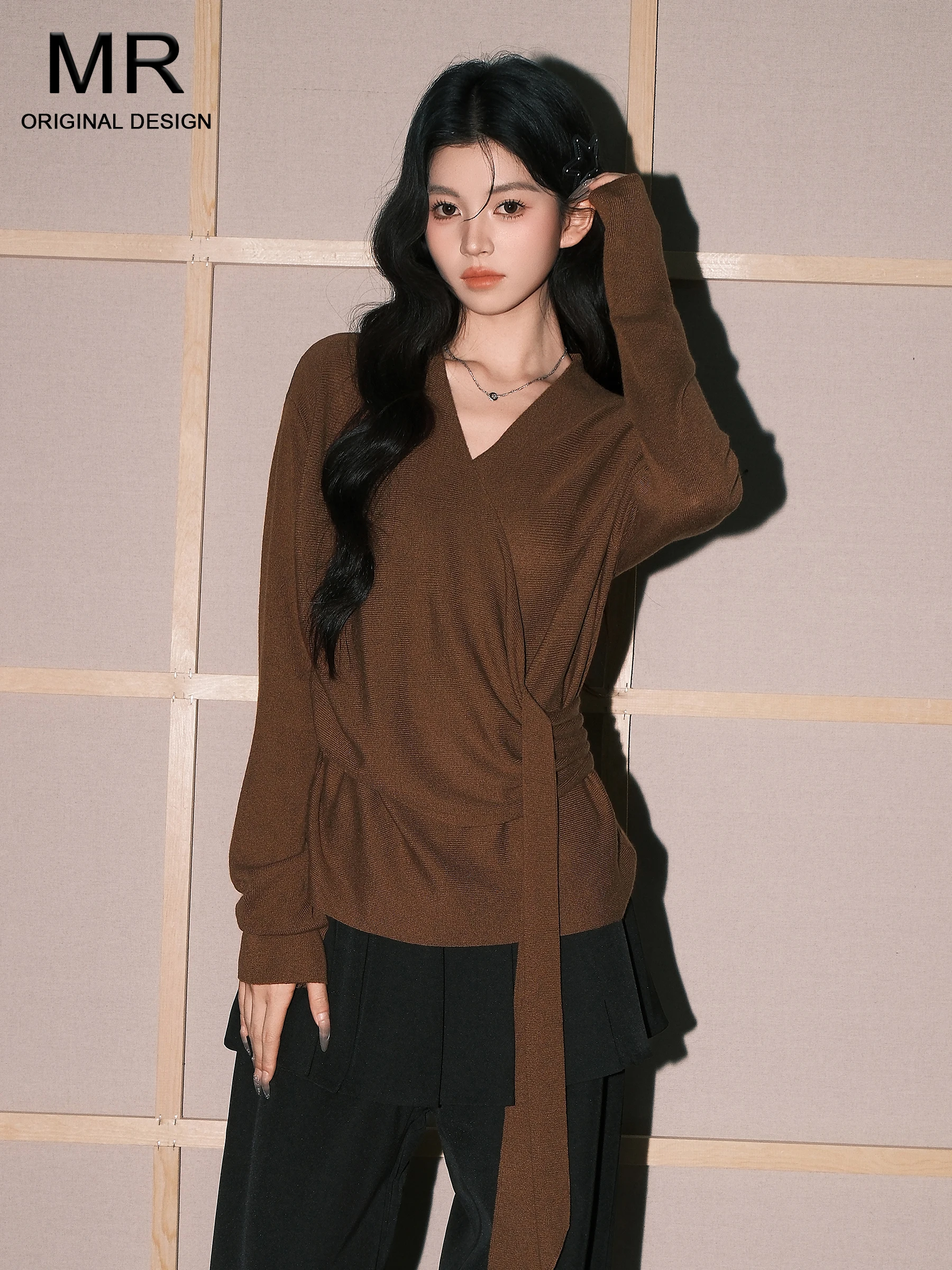 Korean Style High-End V-Neck Knitted Sweater Women's Early Autumn New Waist-Cinching Slimming Unique Personality Top
Korean Style High-End V-Neck Knitted Sweater Women's Early Autumn New Waist-Cinching Slimming Unique Personality Top