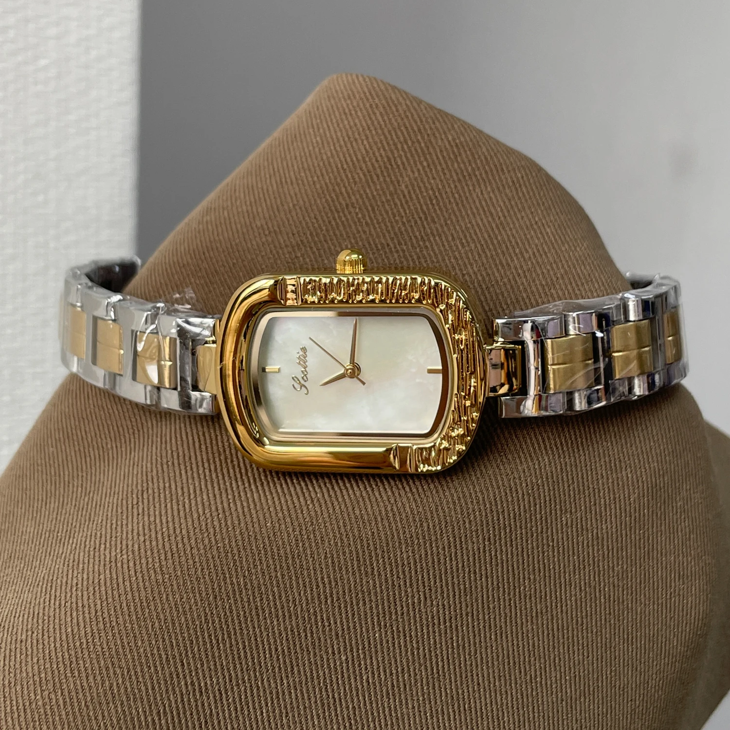 Exquisite women's wristwatchsmall gold brick square designhigh-value and elegant watch 2026 new style women's watchelegant gold.
Exquisite women's wristwatchsmall gold brick square designhigh-value and elegant watch 2026 new style women's watchelegant gold.