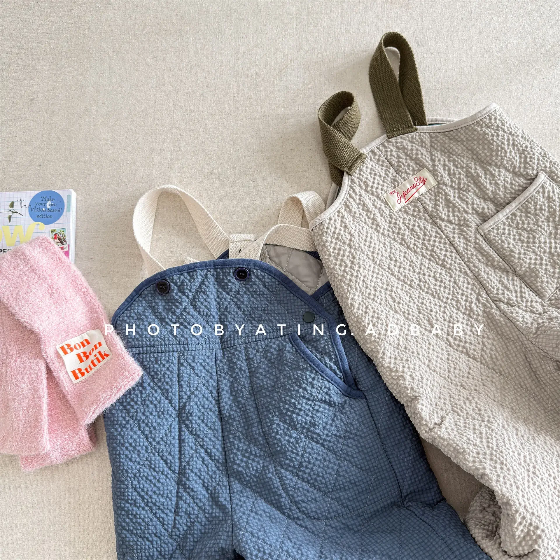 2025 зимние новые детские теплые комбинезоны для мальчиков и девочек, бархатные толстые комбинезоны, детские брюки с хлопковой подкладкой на бретелях, милая детская одежда
2025 зимние новые детские теплые комбинезоны для мальчиков и девочек, бархатные толстые комбинезоны, детские брюки с хлопковой подкладкой на бретелях, милая детская одежда