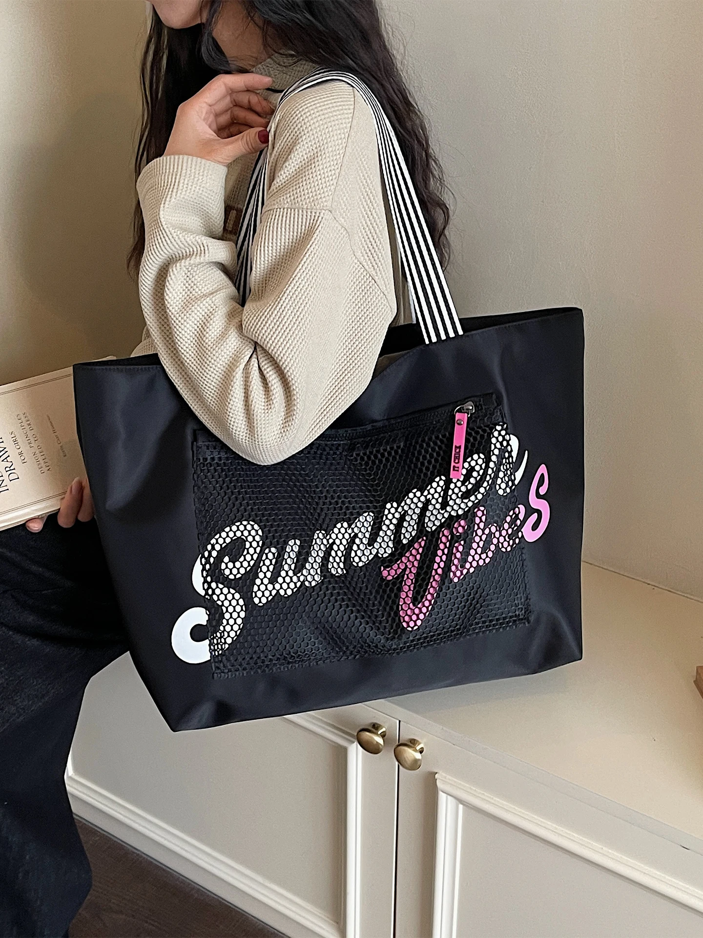 Large Capacity Women's Shoulder Bag 2026 New Summer Fashion Handheld Tote Bag for Commuting And Class Stylish Cool Trendy
Large Capacity Women's Shoulder Bag 2026 New Summer Fashion Handheld Tote Bag for Commuting And Class Stylish Cool Trendy