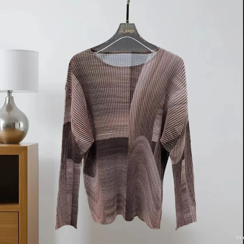 Miyake Pleated T-shirt Fall New Women's 2025 Thick Toothpick Halo Dyeing Long-sleeved Thin Elegant Senior Sense of T-shirt
Miyake Pleated T-shirt Fall New Women's 2025 Thick Toothpick Halo Dyeing Long-sleeved Thin Elegant Senior Sense of T-shirt