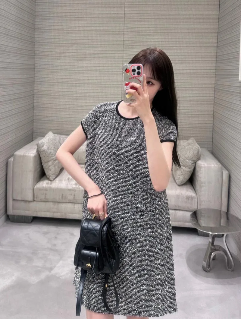 2024 Autumn New Women's Dress Fashionable, Exquisite, Elegant, Noble temperament Knitted Sleeveless Hoodie Short Skirt
2024 Autumn New Women's Dress Fashionable, Exquisite, Elegant, Noble temperament Knitted Sleeveless Hoodie Short Skirt