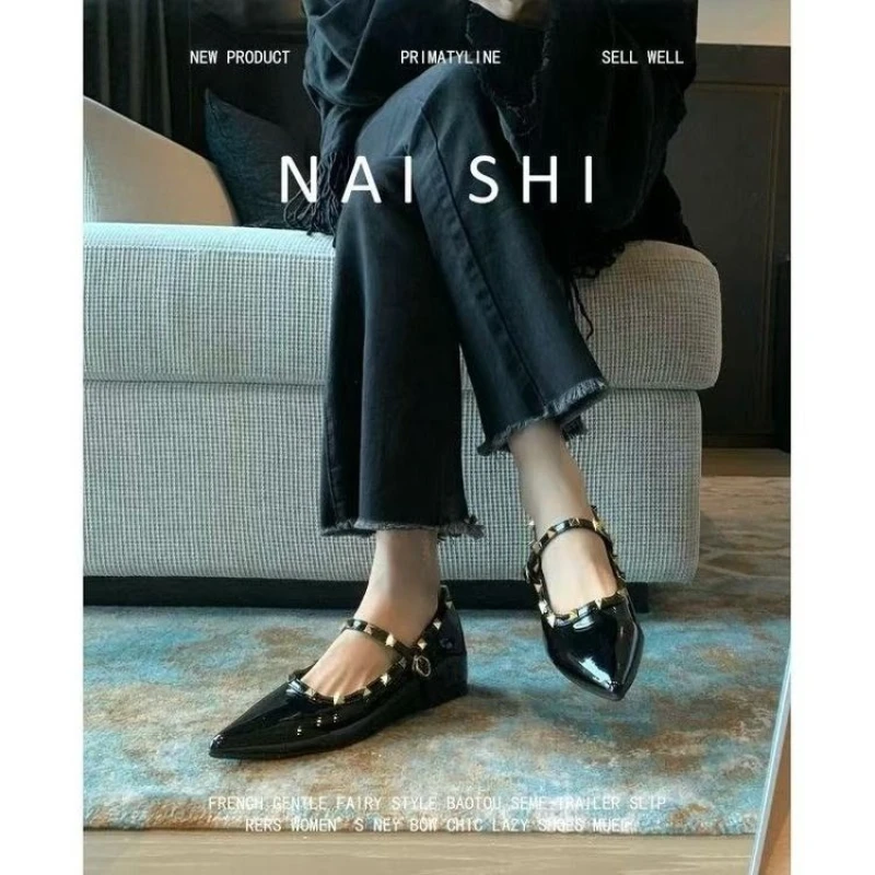 Туфли с неглубоким носком, женские туфли на плоской подошве с острым носком, Мягкие заклепки, модельные балетки, женские балетки на плоской подошве с заклепками и пряжкой 
Туфли с неглубоким носком, женские туфли на плоской подошве с острым носком, Мягкие заклепки, модельные балетки, женские балетки на плоской подошве с заклепками и пряжкой