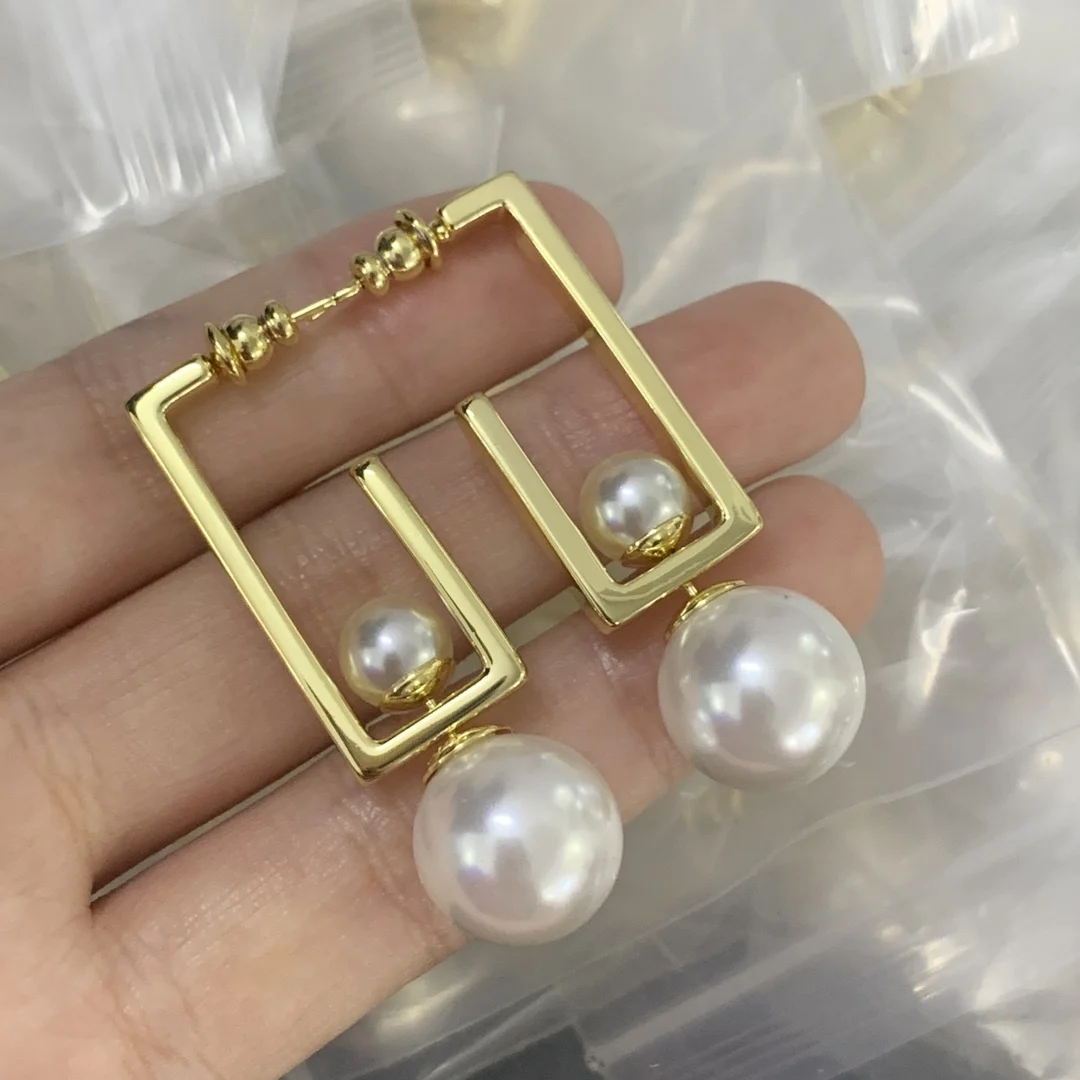 Новинка: Многоцветные серьги-подвески с жемчугом, бабочками, стразами и геометрическими буквами – модные украшения для повседневной носки и вечеринок
Новинка: Многоцветные серьги-подвески с жемчугом, бабочками, стразами и геометрическими буквами – модные украшения для повседневной носки и вечеринок