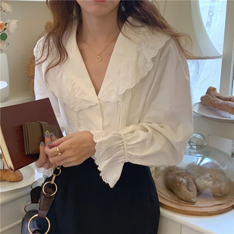 Chic Vintage Women's Long Sleeve Shirt Loose Fit V-Neck Lace Trim Splice Sweet Style Versatile Top Korean Commute Style
Chic Vintage Women's Long Sleeve Shirt Loose Fit V-Neck Lace Trim Splice Sweet Style Versatile Top Korean Commute Style