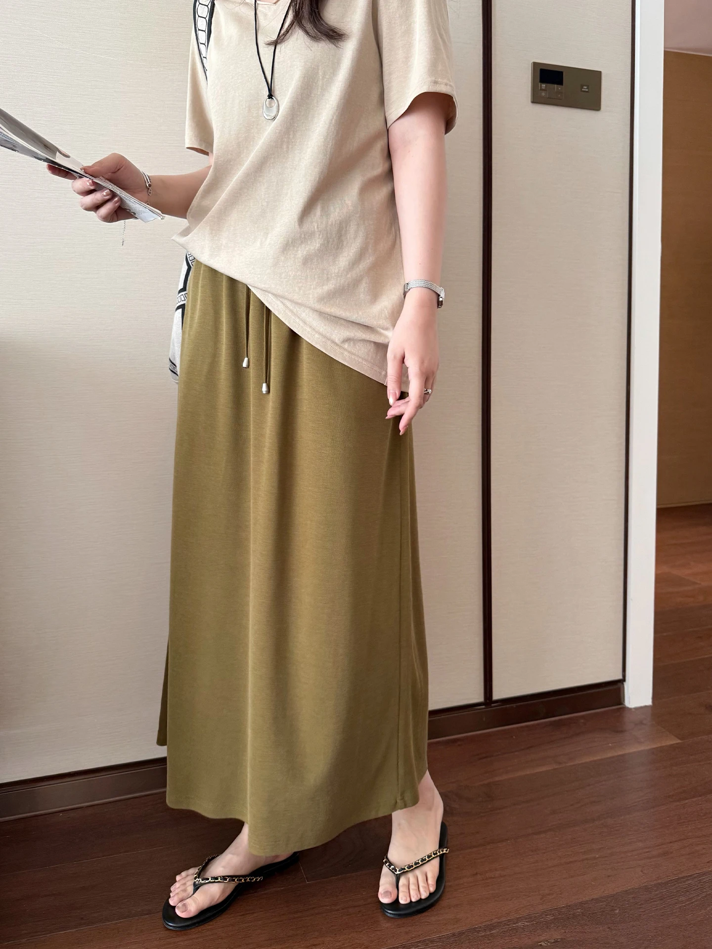 Юбка-миди с эффектом похудения, эластичной талией и разрезом сзади, в различных цветах, повседневный стиль, для женщин от Dawaan
Юбка-миди с эффектом похудения, эластичной талией и разрезом сзади, в различных цветах, повседневный стиль, для женщин от Dawaan