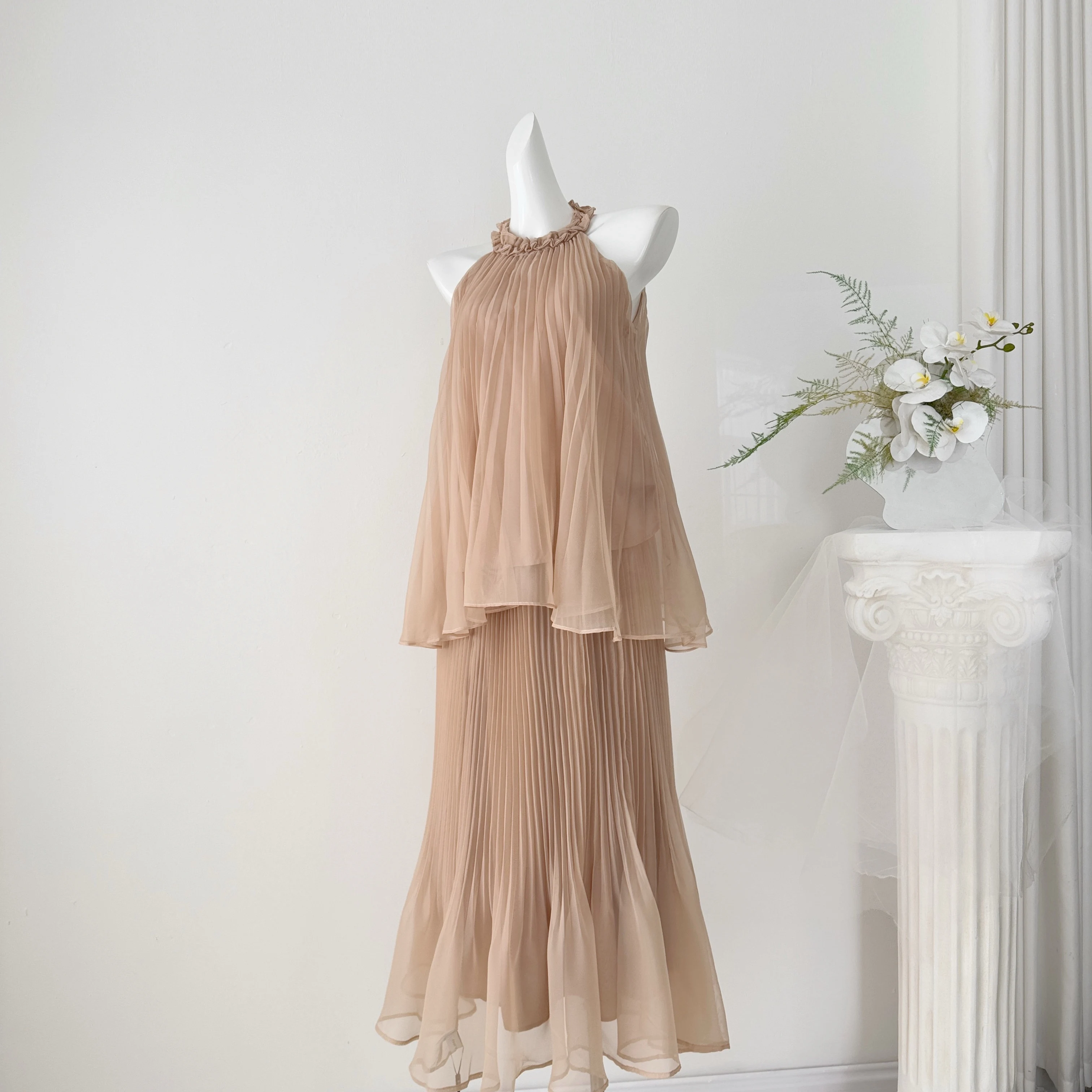 Women's Summer Elegant Two Pieces Pleated Skirt Set Lady Ruffled Halter Neck Sleeveless Loose Blouse Top + Irregular Long Skirt
Women's Summer Elegant Two Pieces Pleated Skirt Set Lady Ruffled Halter Neck Sleeveless Loose Blouse Top + Irregular Long Skirt
