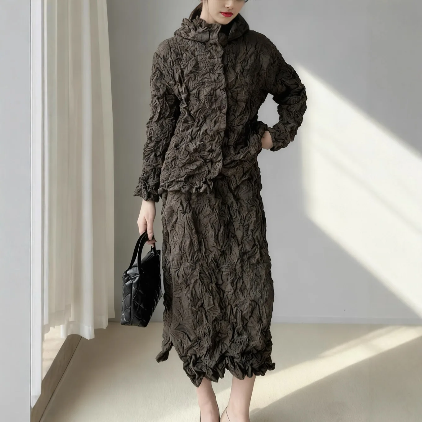 Miyake Folds 2025 Autumn and Winter New Cotton Suit Suit Women's Cotton Jacket Jacket Half-body Skirt with Thick Models Pleated
Miyake Folds 2025 Autumn and Winter New Cotton Suit Suit Women's Cotton Jacket Jacket Half-body Skirt with Thick Models Pleated