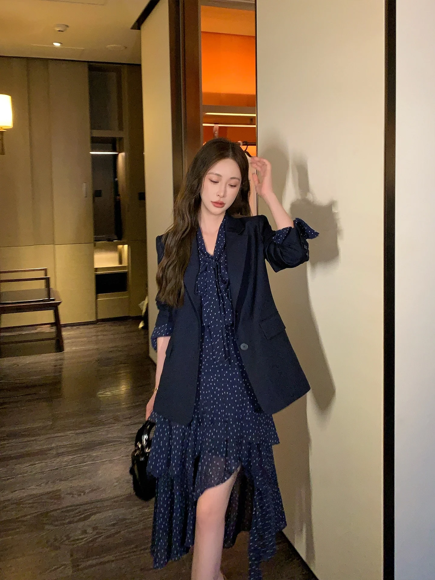 Женский приталенный пиджак Seoul Sle для ранней весны, высококачественный, универсальный, элегантный, синий, для офиса, из полиэфирного волокна, с длинными рукавами
Женский приталенный пиджак Seoul Sle для ранней весны, высококачественный, универсальный, элегантный, синий, для офиса, из полиэфирного волокна, с длинными рукавами