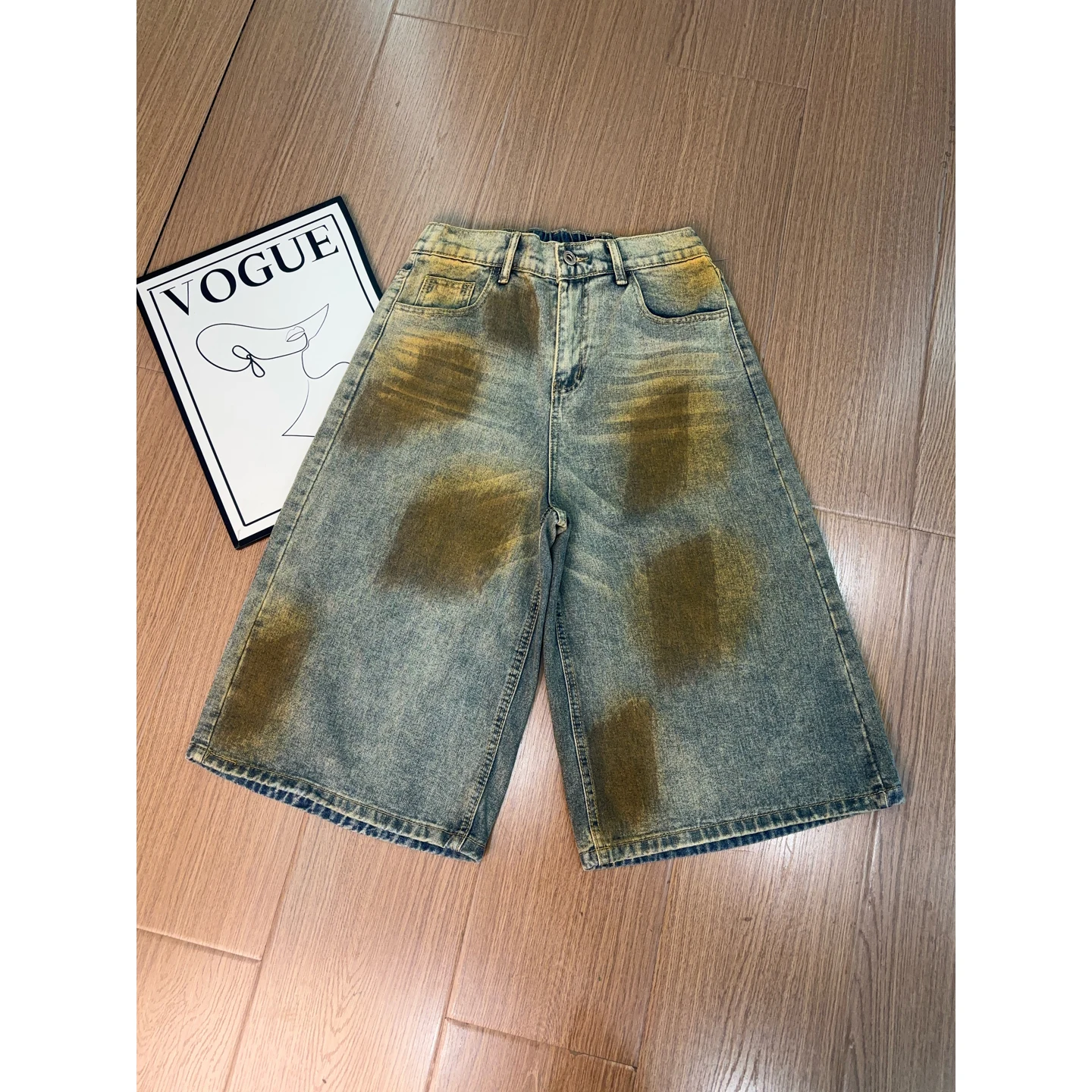Men's Spray Paint Denim Shorts American High Street Loose Wide Leg Seven-Point Jeans Y2K Vintage Summer Casual Trousers
Men's Spray Paint Denim Shorts American High Street Loose Wide Leg Seven-Point Jeans Y2K Vintage Summer Casual Trousers