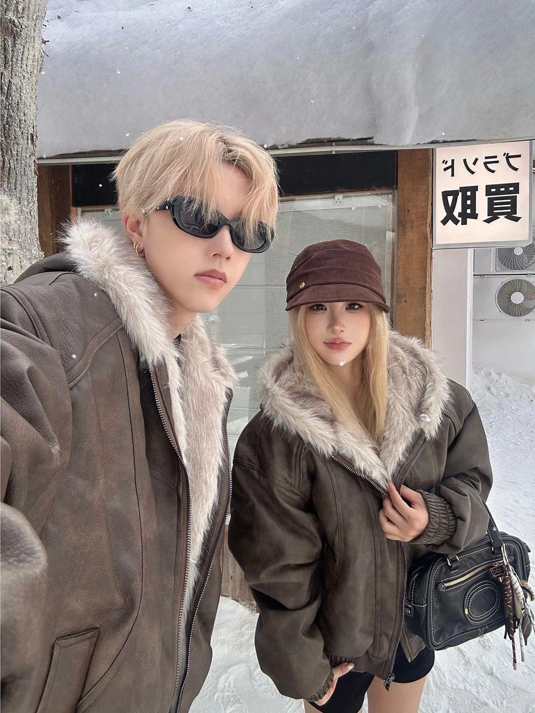 Мужская зимняя утепленная куртка из искусственной кожи с флисовой подкладкой и большим меховым воротником, теплая, морозостойкая, для температур до -40 градусов (для Северо-Востока)
Мужская зимняя утепленная куртка из искусственной кожи с флисовой подкладкой и большим меховым воротником, теплая, морозостойкая, для температур до -40 градусов (для Северо-Востока)