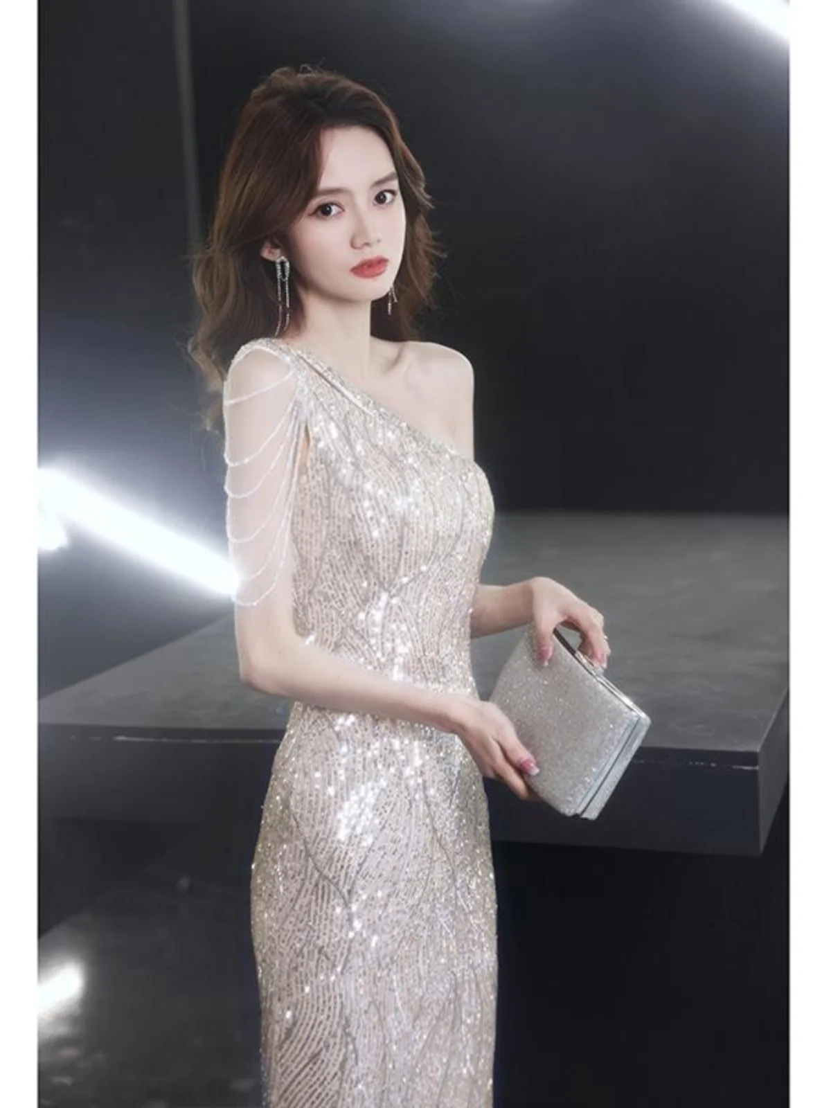 Новая модель вечернего платья с пайетками, высококачественное индивидуальное пошив, легкое, для взрослых, официальное, бальное платье со средней талией из ПУ-материала
Новая модель вечернего платья с пайетками, высококачественное индивидуальное пошив, легкое, для взрослых, официальное, бальное платье со средней талией из ПУ-материала