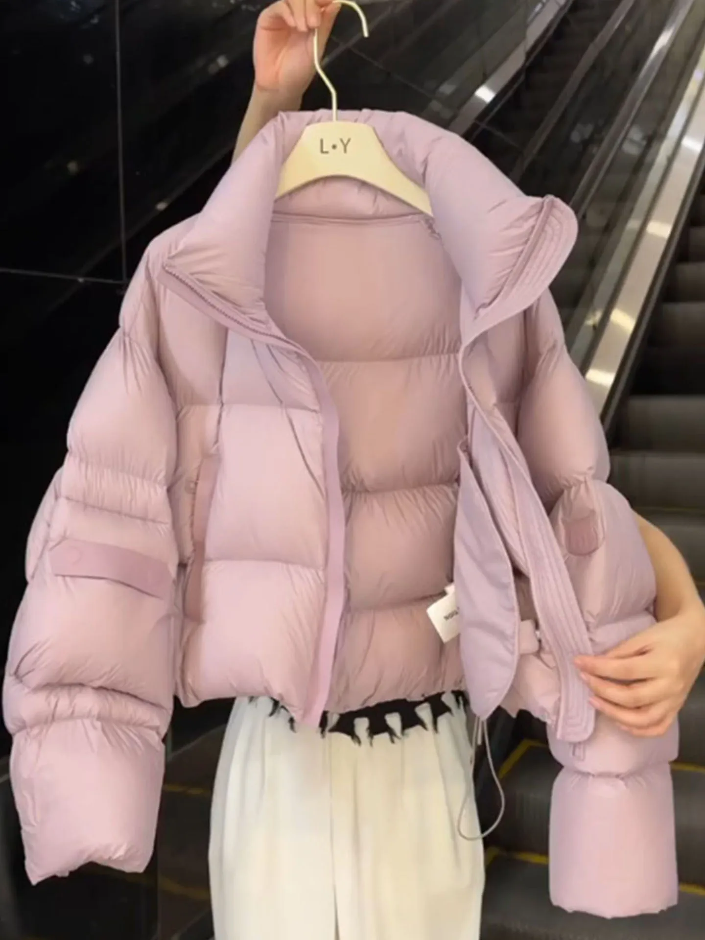 Корейское розовое женское пуховое пальто Jaet, теплое хлебное пальто, зима 2025, новинка маленького размера, модное полиэфирное волокно
Корейское розовое женское пуховое пальто Jaet, теплое хлебное пальто, зима 2025, новинка маленького размера, модное полиэфирное волокно