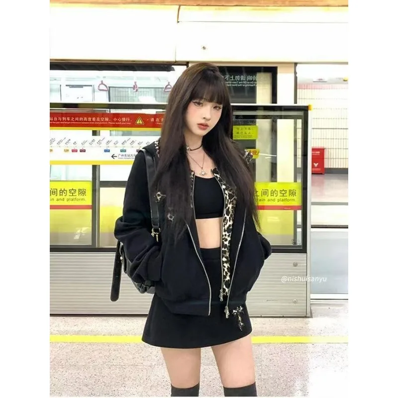 Толстовка с леопардовым принтом в американском субкультуре, осенняя новинка, черная мини-юбка в стиле Харадзюку, женская облегающая сексуальная комплект из двух предметов Y2k 
Толстовка с леопардовым принтом в американском субкультуре, осенняя новинка, черная мини-юбка в стиле Харадзюку, женская облегающая сексуальная комплект из двух предметов Y2k