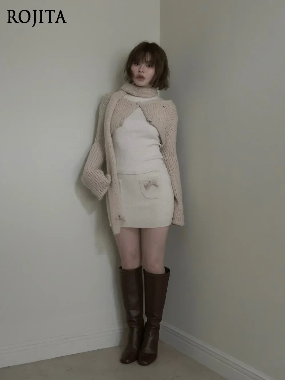 Японский сладкий вязаный жилет с застежкой талии, топ с длинными рукавами + облегающая короткая юбка + шарф, комплект из трех предметов, женская одежда
Японский сладкий вязаный жилет с застежкой талии, топ с длинными рукавами + облегающая короткая юбка + шарф, комплект из трех предметов, женская одежда