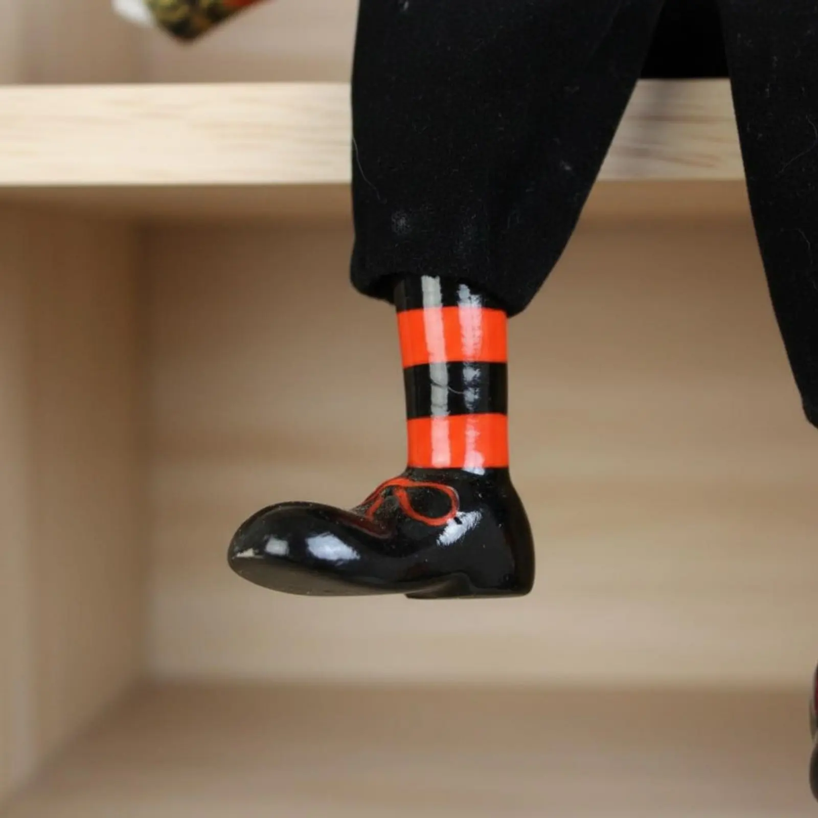 Soft Leg Clown Doll Collectible Item Porcelain Clown Doll Sitting Clown Figurine Vintage Design House Decoration for Shelf Decor
Soft Leg Clown Doll Collectible Item Porcelain Clown Doll Sitting Clown Figurine Vintage Design House Decoration for Shelf Decor