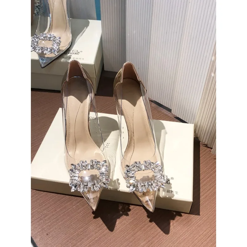 Прозрачные туфли на высоком каблуке с квадратной пряжкой и стразами, новые пикантные туфли во французском стиле с острым носком, тонкие имитационные туфли с неглубоким горлышком, сказочный стиль
Прозрачные туфли на высоком каблуке с квадратной пряжкой и стразами, новые пикантные туфли во французском стиле с острым носком, тонкие имитационные туфли с неглубоким горлышком, сказочный стиль