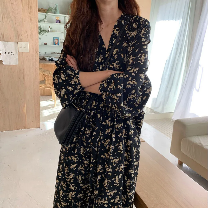 Korean ins autumn retro V-neck double pocket niche temperament lace-up waist long-sleeved floral dress women
Korean ins autumn retro V-neck double pocket niche temperament lace-up waist long-sleeved floral dress women