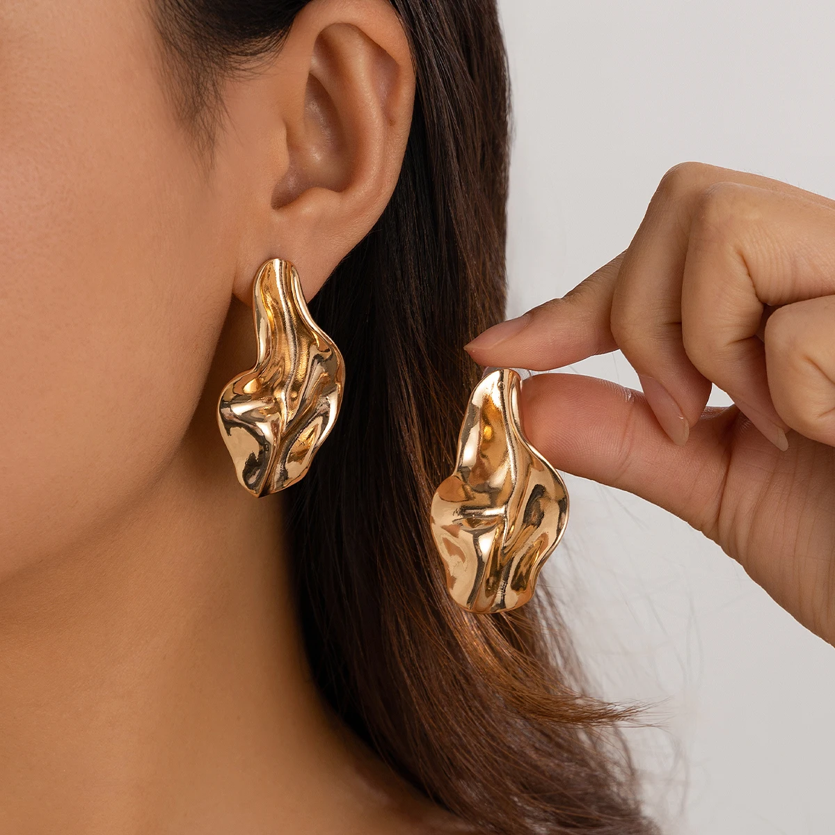 IngeSight.Z Creative Irregular Metal Pleated Earrings for Women New Aesthetics Gold Color Ear Piercing Earrings Party Jewelry
IngeSight.Z Creative Irregular Metal Pleated Earrings for Women New Aesthetics Gold Color Ear Piercing Earrings Party Jewelry