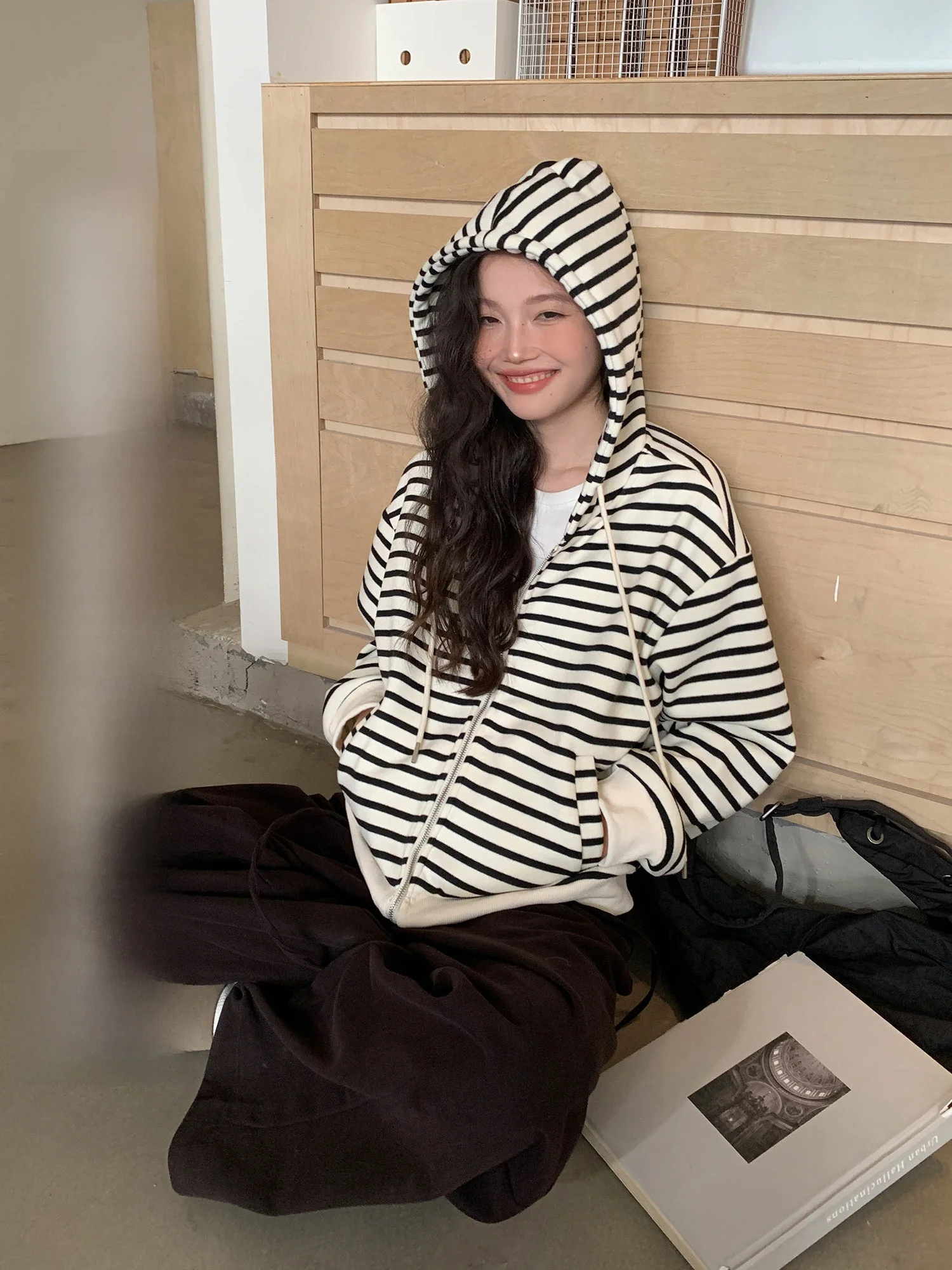 Korean Sle Hooded Striped Sweatirt Women's Winter New Lazy Faion Loose Casual Top Girl's Long Sve Zipper Coat
Korean Sle Hooded Striped Sweatirt Women's Winter New Lazy Faion Loose Casual Top Girl's Long Sve Zipper Coat