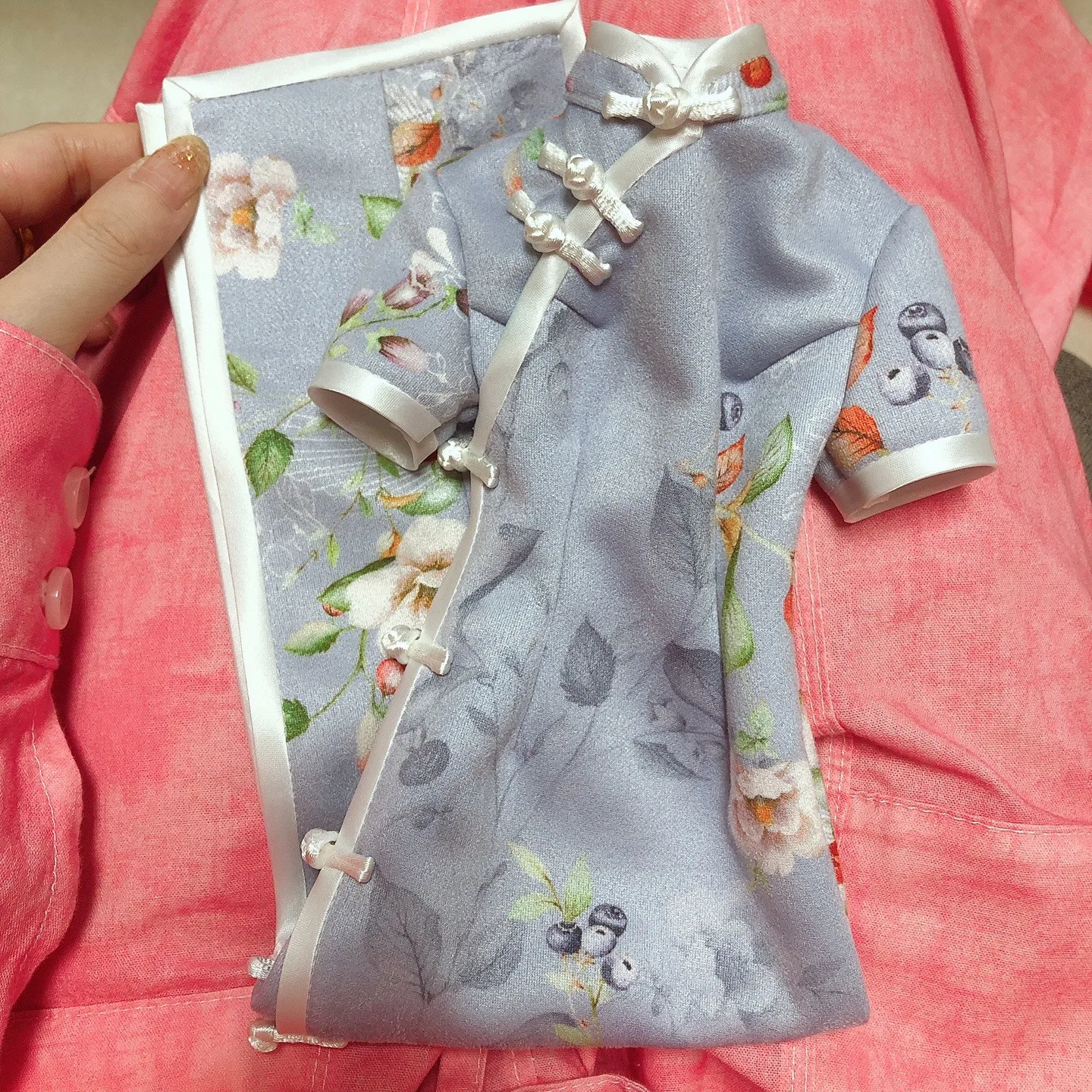 Одежда для куклы 60 см 1/3 BJD кукольное платье SDGR винтажный кардиган Cheongsam Бесплатная доставка
Одежда для куклы 60 см 1/3 BJD кукольное платье SDGR винтажный кардиган Cheongsam Бесплатная доставка