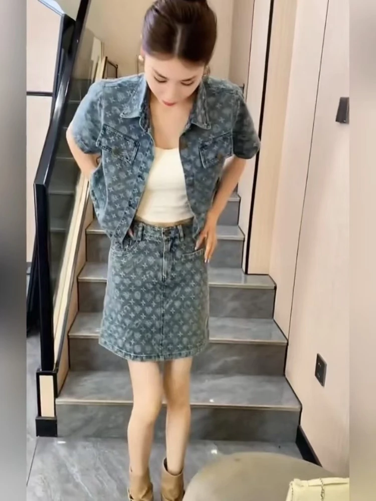 Small niche design printed denim suit 2025 summer new style versatile short sleeved top and half skirt two-piece set
Small niche design printed denim suit 2025 summer new style versatile short sleeved top and half skirt two-piece set