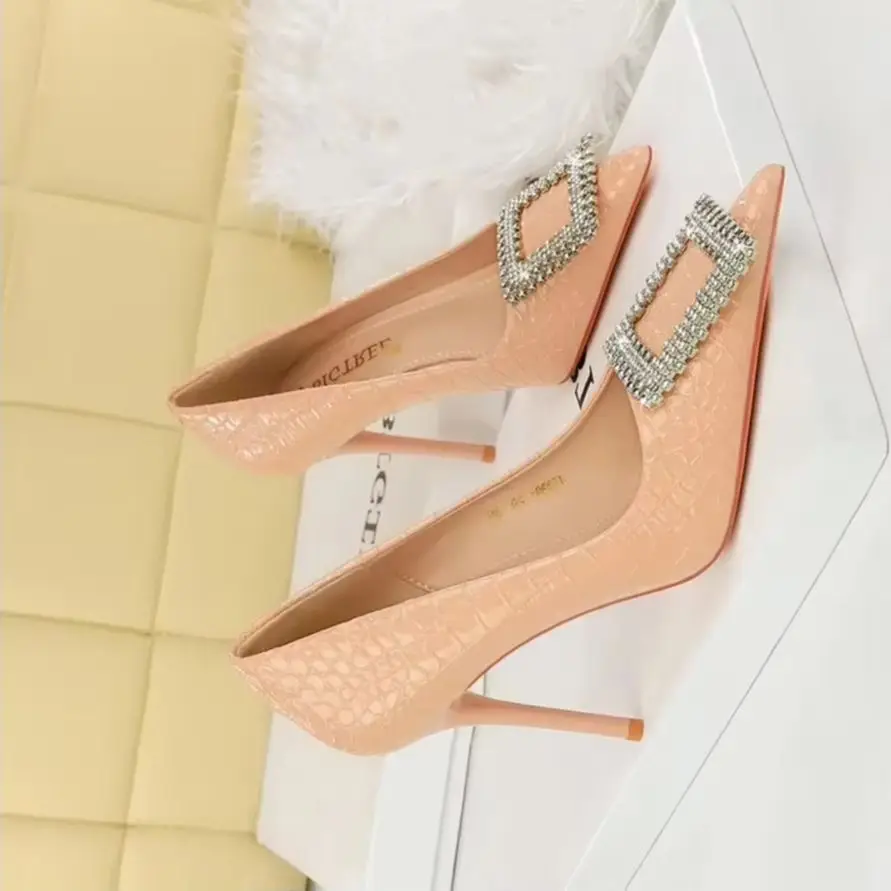 2025 женские банкетные туфли-лодочки на высоком каблуке 10 см с кристаллами и пряжкой, женские модные туфли-лодочки телесного цвета с серпантином и острым носком на шпильке
2025 женские банкетные туфли-лодочки на высоком каблуке 10 см с кристаллами и пряжкой, женские модные туфли-лодочки телесного цвета с серпантином и острым носком на шпильке