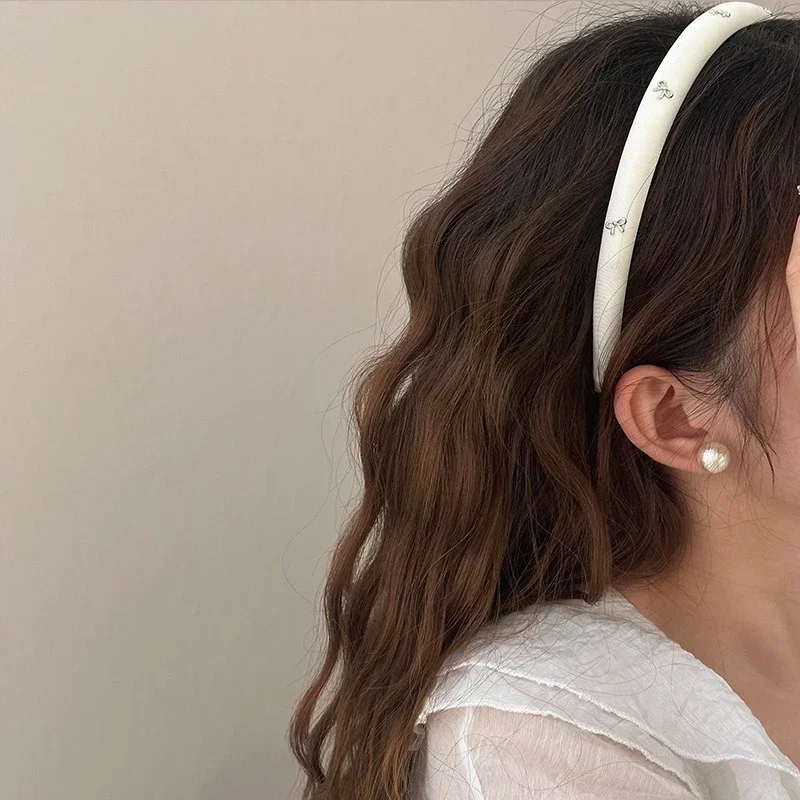 Cute Metal Bow Headband for Women Y2K Girls Solid Color Fabric Sponge Hair Band Vintage Hair Hoop Hair Accessories
Cute Metal Bow Headband for Women Y2K Girls Solid Color Fabric Sponge Hair Band Vintage Hair Hoop Hair Accessories