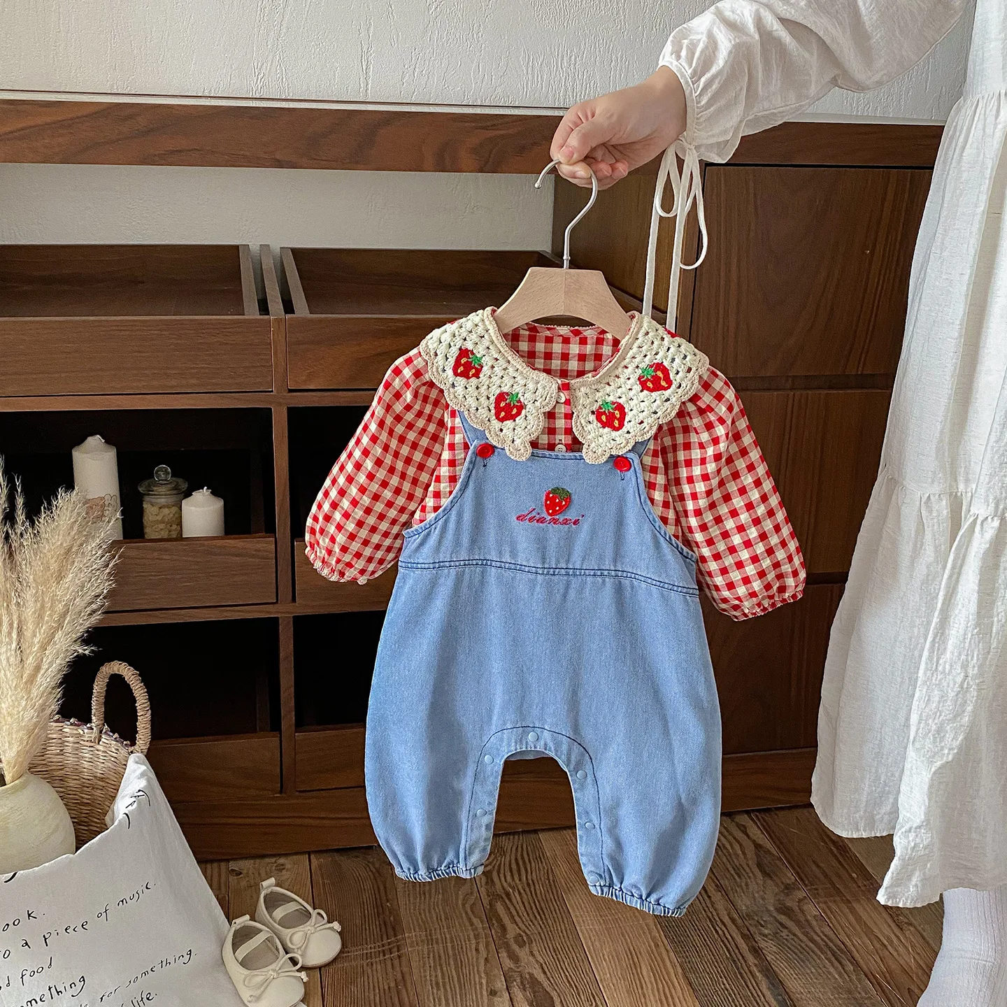 Autumn Newborn Girls Two-piece Set Red Grid-patterned Peter Pan Collar Puffed Sleeve Toddler Girls Top Cherry Kid Girls Overalls
Autumn Newborn Girls Two-piece Set Red Grid-patterned Peter Pan Collar Puffed Sleeve Toddler Girls Top Cherry Kid Girls Overalls
