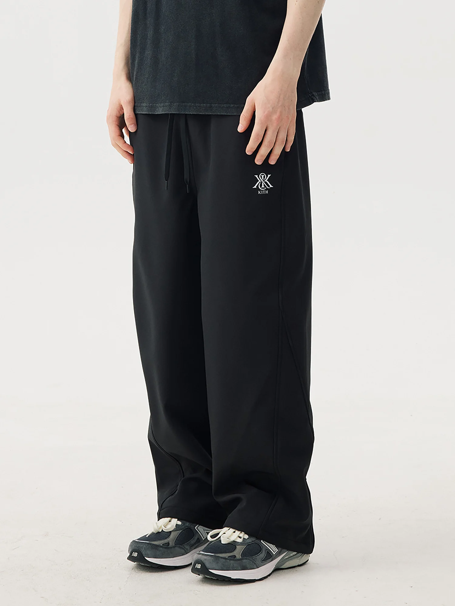 KITH Men's Summer Thin Straight Leg Sweatpants Elastic Waist Casual Embroidered Sporty Versatile Cotton Blend Long Trousers
KITH Men's Summer Thin Straight Leg Sweatpants Elastic Waist Casual Embroidered Sporty Versatile Cotton Blend Long Trousers