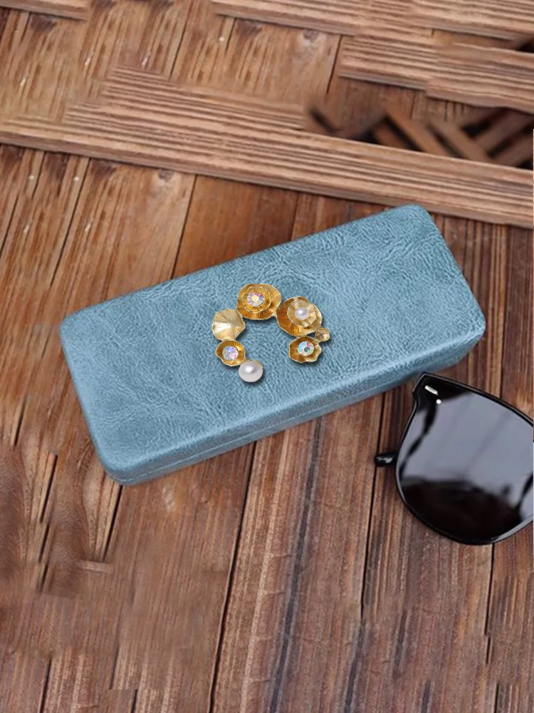 Women's Simple Personality Eyewear Case Faux Leather & Velvet Gold Diamond Leaf Decor
Women's Simple Personality Eyewear Case Faux Leather & Velvet Gold Diamond Leaf Decor