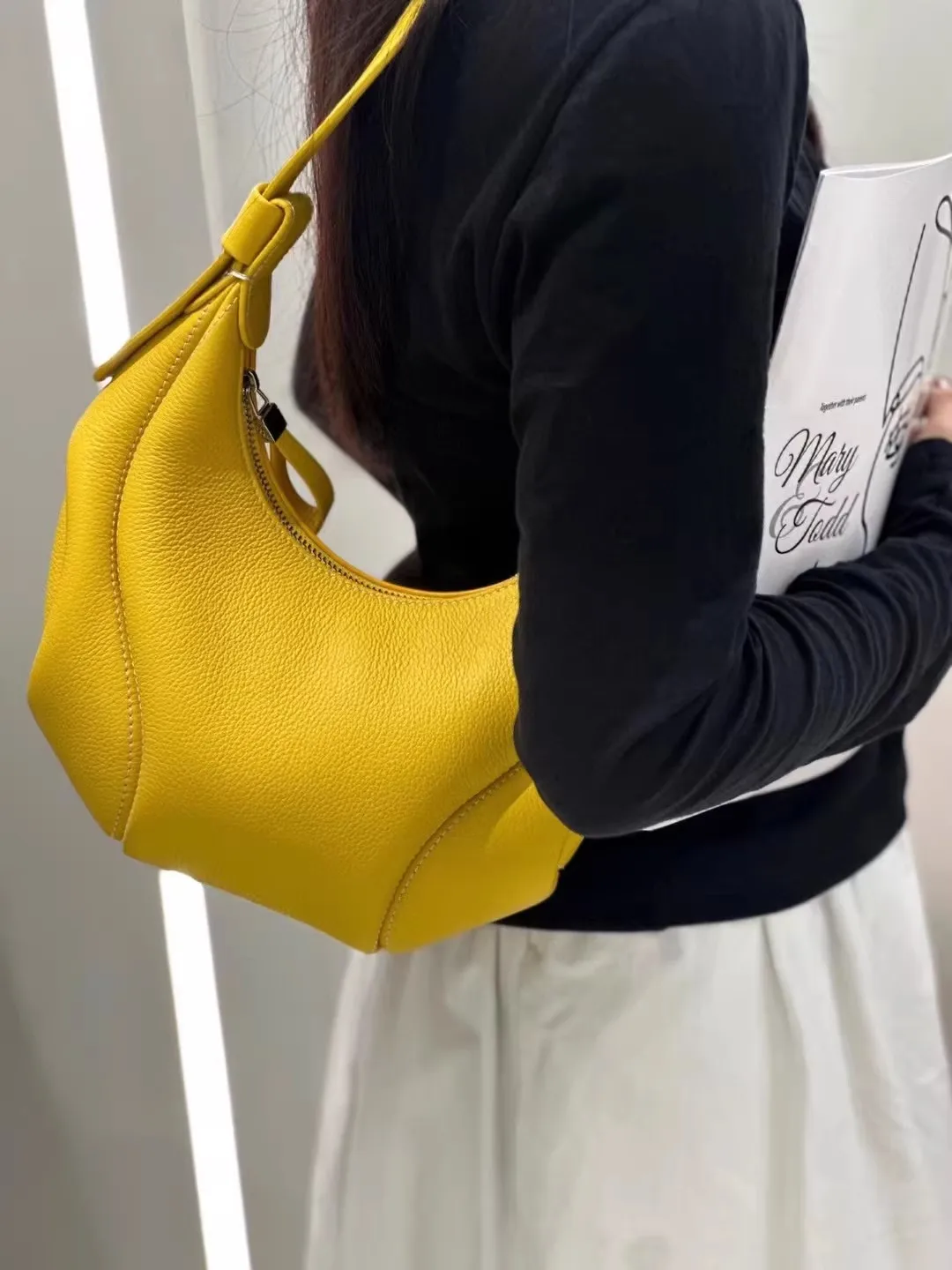 Женская сумка через плечо из натуральной кожи (первый слой воловьей кожи), новинка 2025 года, европейский и американский модный стиль, простая женская сумка-кроссбоди из натуральной кожи
Женская сумка через плечо из натуральной кожи (первый слой воловьей кожи), новинка 2025 года, европейский и американский модный стиль, простая женская сумка-кроссбоди из натуральной кожи