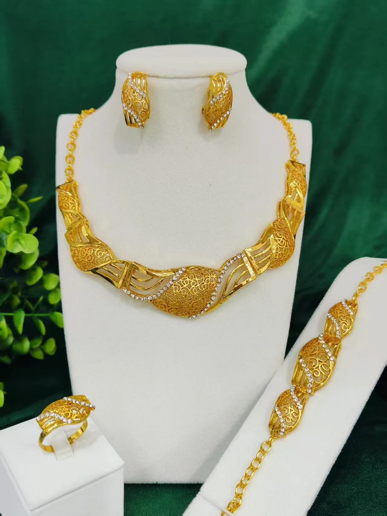Fashion Classic Design Necklace Earrings Bracelet Ring Jewelry Set Women's Party Accessories
Fashion Classic Design Necklace Earrings Bracelet Ring Jewelry Set Women's Party Accessories