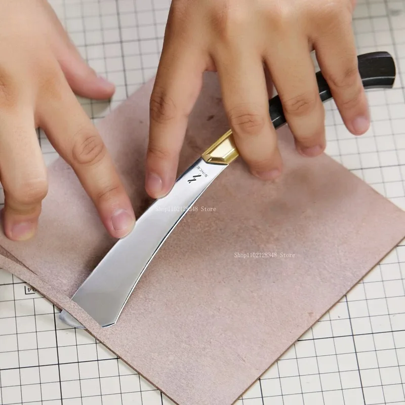 Leather Thinning Knife Integrated Knife Body Curve Design Leathercraft Tool DIY Multifunctional Leather Cutting Shaping Knife
Leather Thinning Knife Integrated Knife Body Curve Design Leathercraft Tool DIY Multifunctional Leather Cutting Shaping Knife