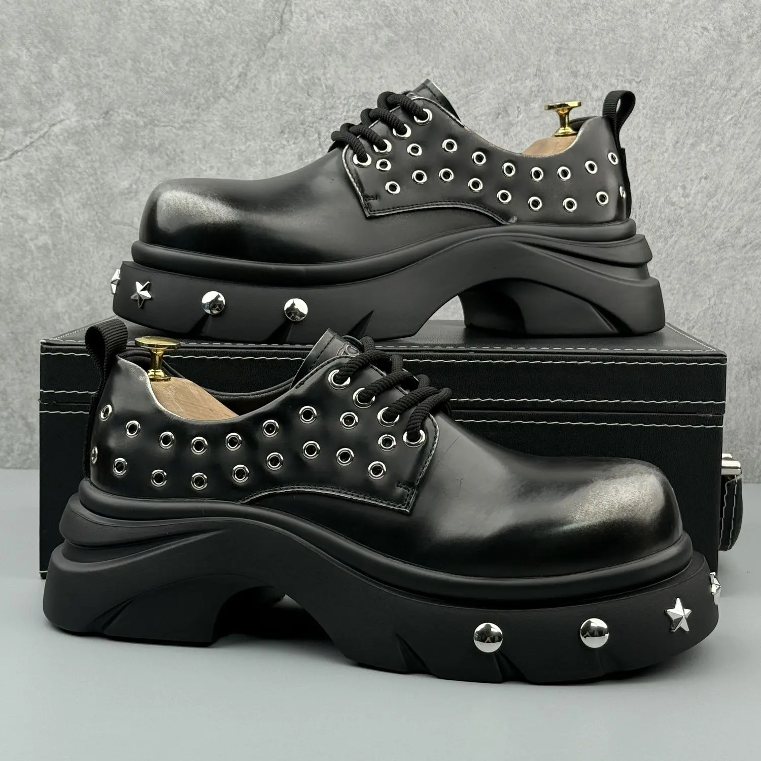 Men Premium Punk Style Black Leather 2025 Autumn New Thick Sole Heightening Big Head Locomotive Rivet Derby Shoes
Men Premium Punk Style Black Leather 2025 Autumn New Thick Sole Heightening Big Head Locomotive Rivet Derby Shoes