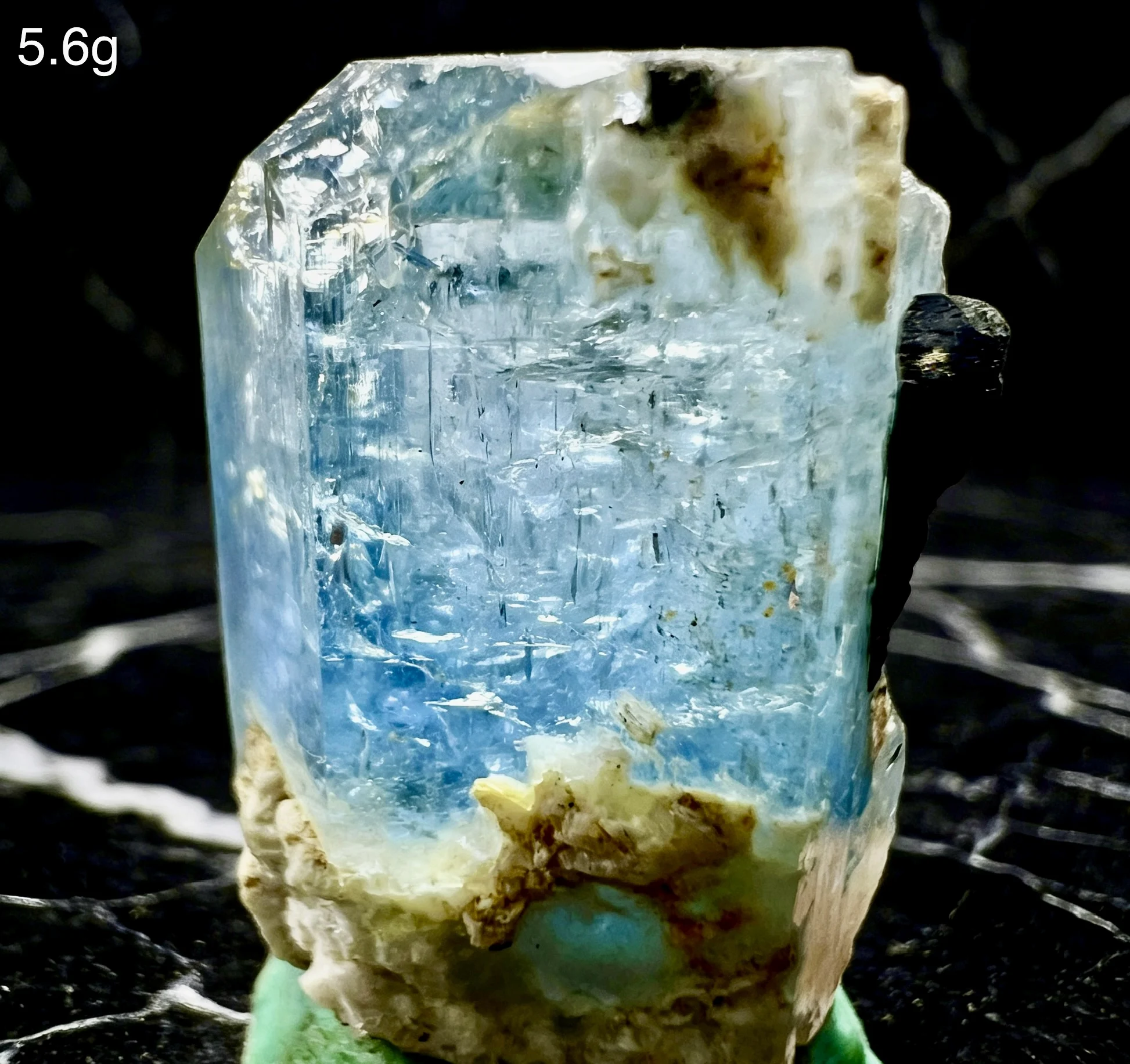 Natural aquamarine rough stone specimen, uniquely formed by nature, home decoration, healing crystal, collectible gemstone.
Natural aquamarine rough stone specimen, uniquely formed by nature, home decoration, healing crystal, collectible gemstone.