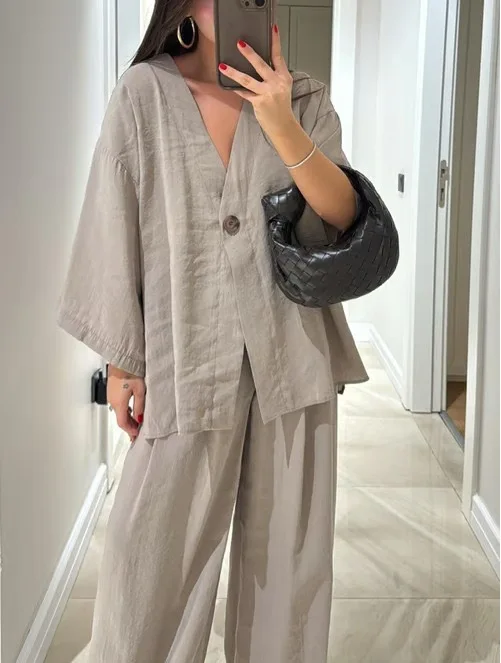 ContemporaryChic Set FeminineStylish VNeck Blouse Set HighWaist WideLeg Pants Set Relaxed Breathable Loungewear Outfit
ContemporaryChic Set FeminineStylish VNeck Blouse Set HighWaist WideLeg Pants Set Relaxed Breathable Loungewear Outfit