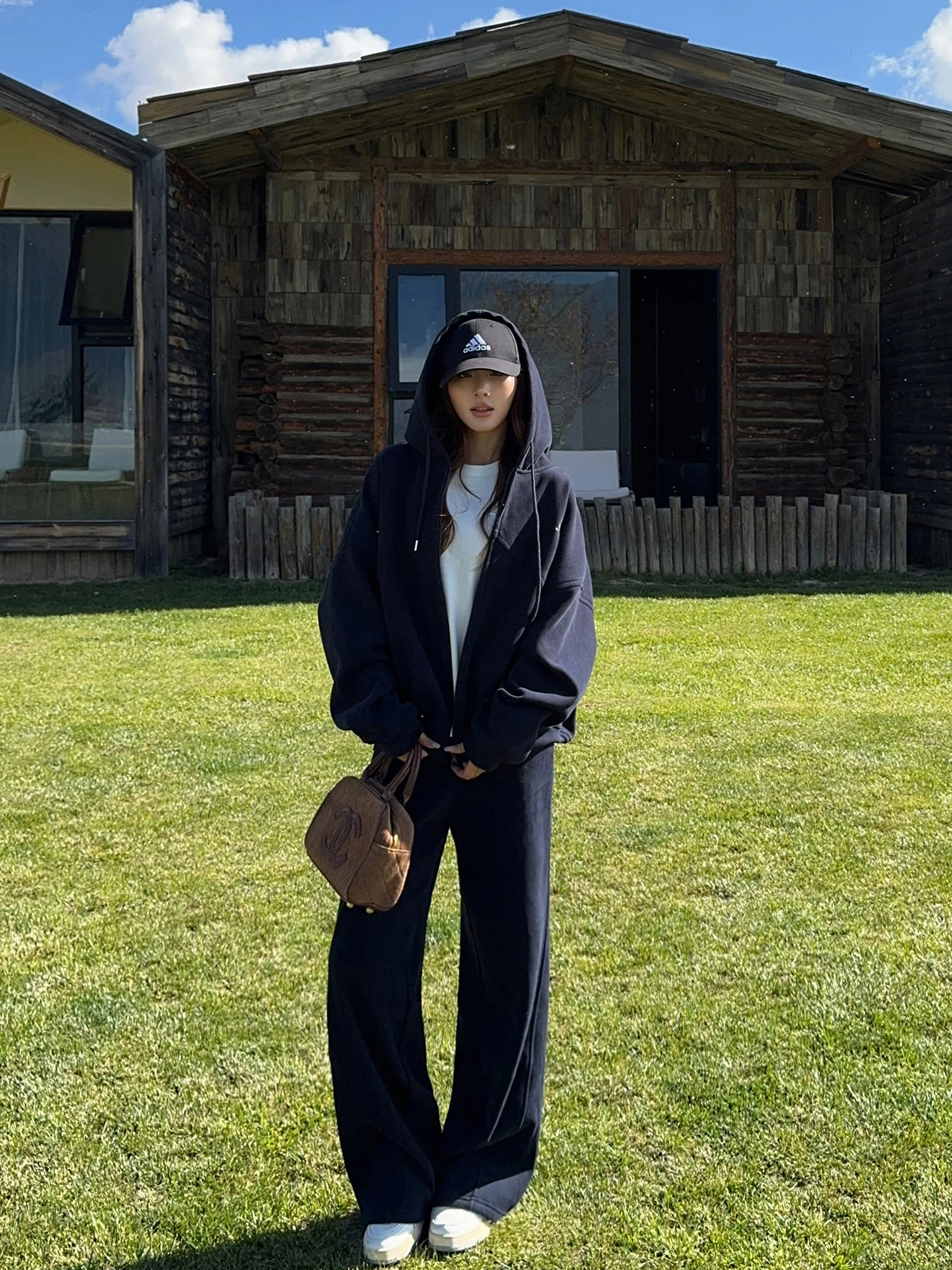 Женский комплект NEVA HU: толстовка на молнии с капюшоном и свободные спортивные брюки, хлопок/полиэстер, длинный рукав, стандартная длина
Женский комплект NEVA HU: толстовка на молнии с капюшоном и свободные спортивные брюки, хлопок/полиэстер, длинный рукав, стандартная длина