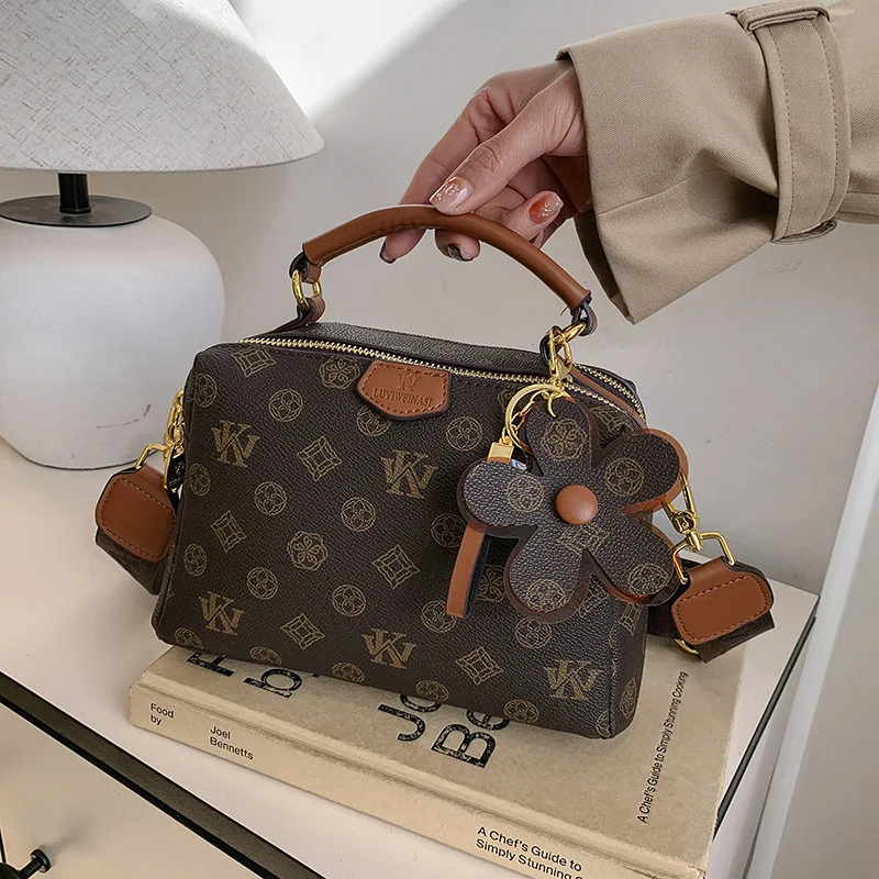 2025 Boston Print Bag, Luxe Shoulder Purse for Women, Vintage Top Handle Tote, Chic Crossbody, Day to Night Sling Bag
2025 Boston Print Bag, Luxe Shoulder Purse for Women, Vintage Top Handle Tote, Chic Crossbody, Day to Night Sling Bag